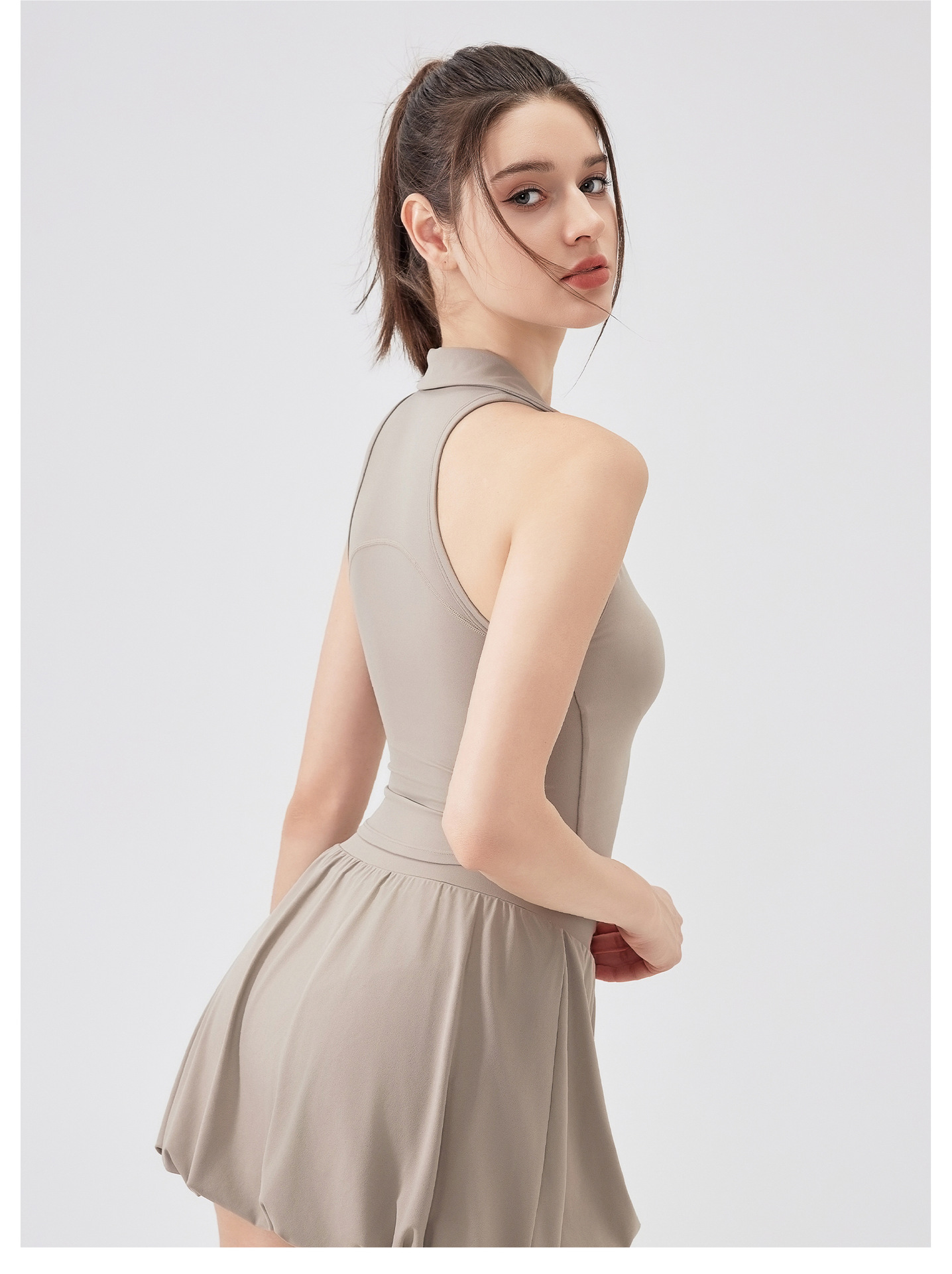 Camiseta deportiva de cuello alto para mujer FGBWX5501