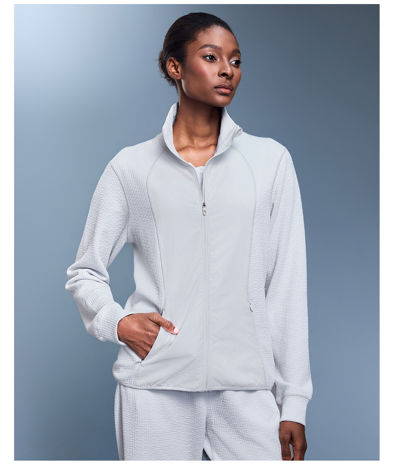 Chaqueta deportiva de mujer estilo casual, corte ajustado tipo waffle, cuello alto y cierre de cremallera (FGBD25164)