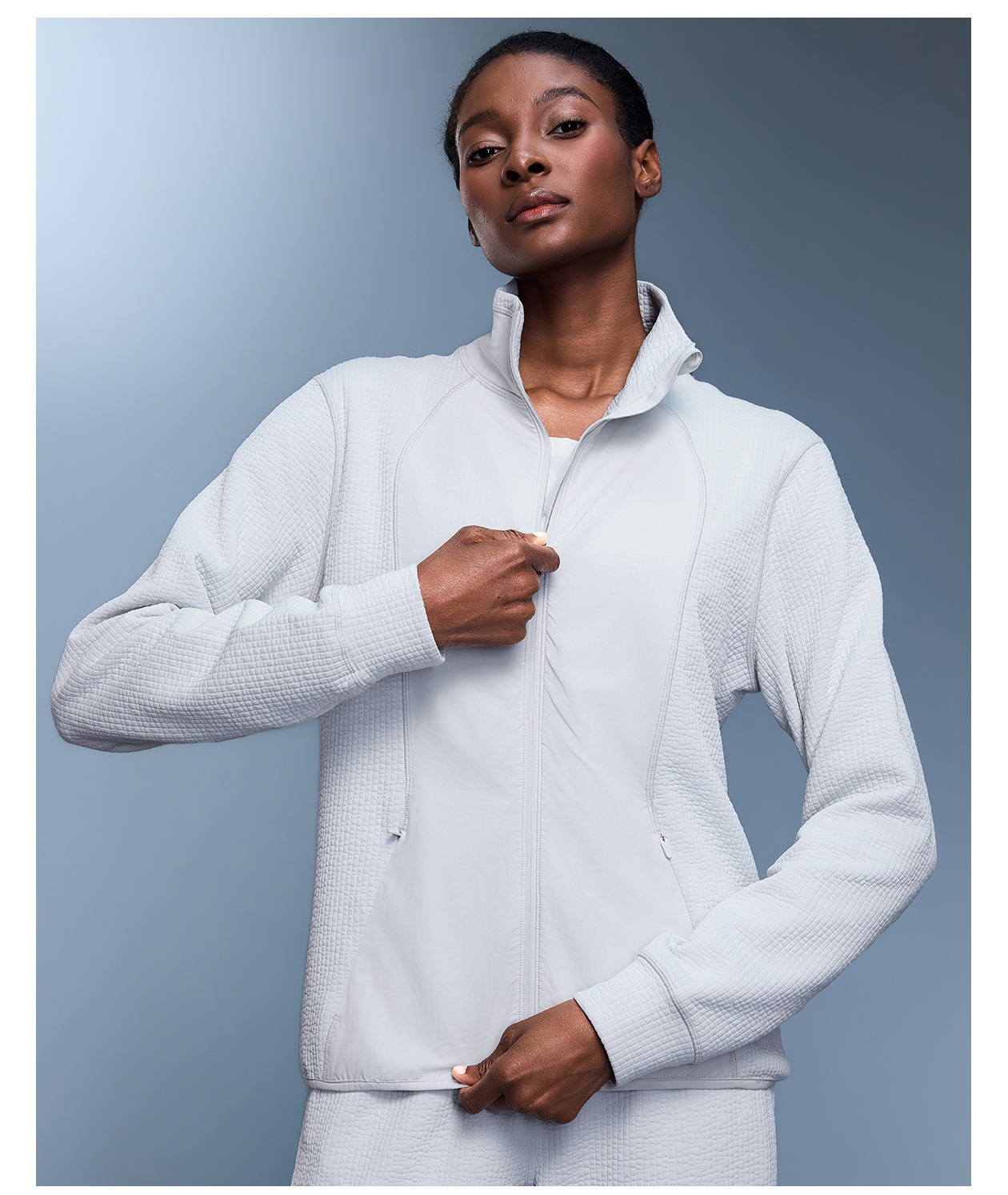 Chaqueta deportiva de mujer estilo casual, corte ajustado tipo waffle, cuello alto y cierre de cremallera (FGBD25164)