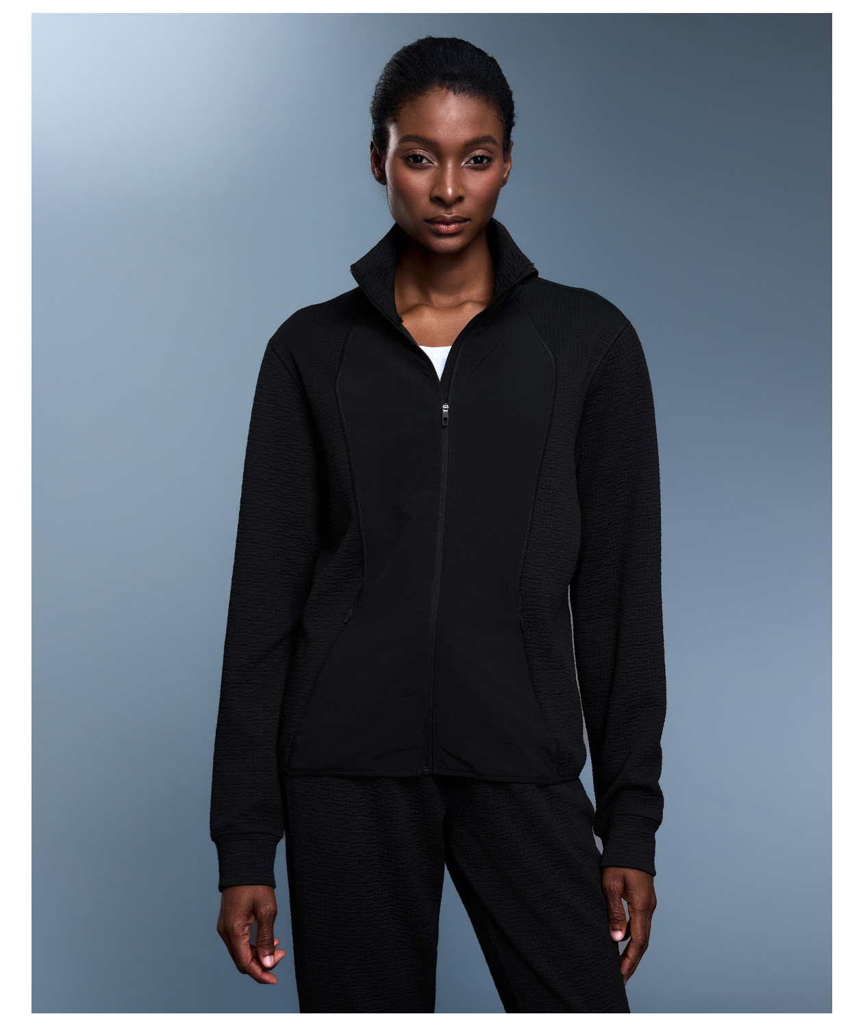 Chaqueta deportiva de mujer estilo casual, corte ajustado tipo waffle, cuello alto y cierre de cremallera (FGBD25164)