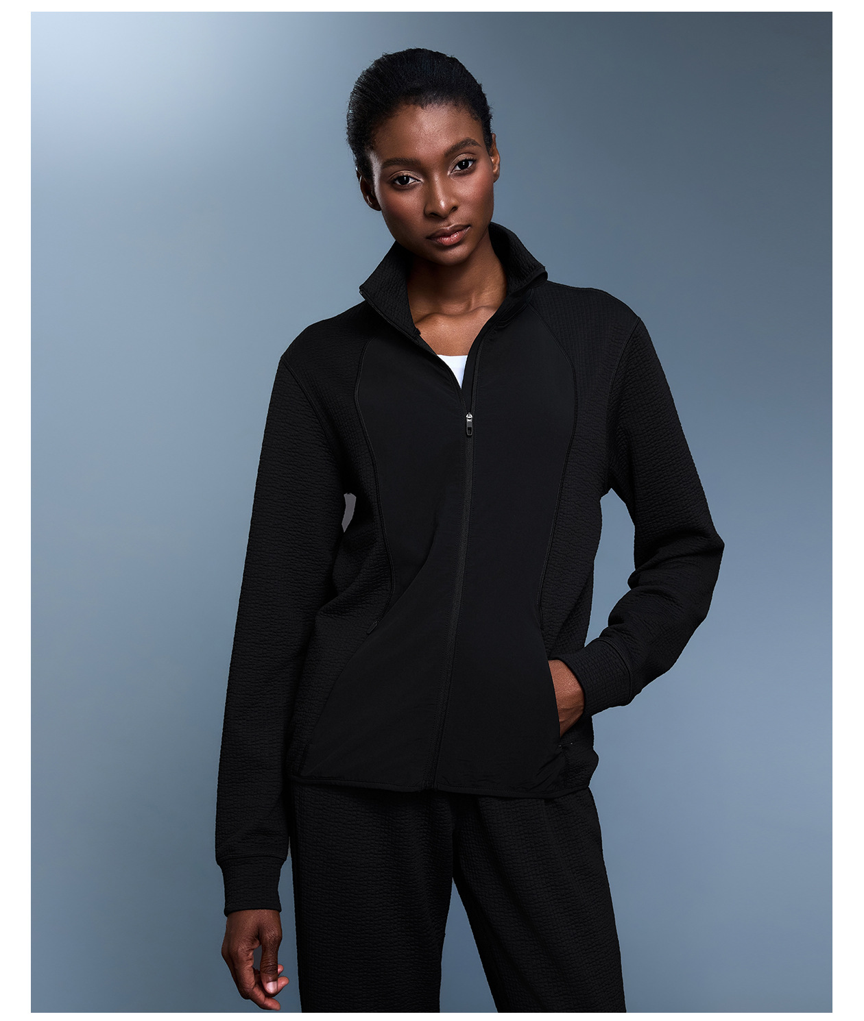 Chaqueta deportiva de mujer estilo casual, corte ajustado tipo waffle, cuello alto y cierre de cremallera (FGBD25164)