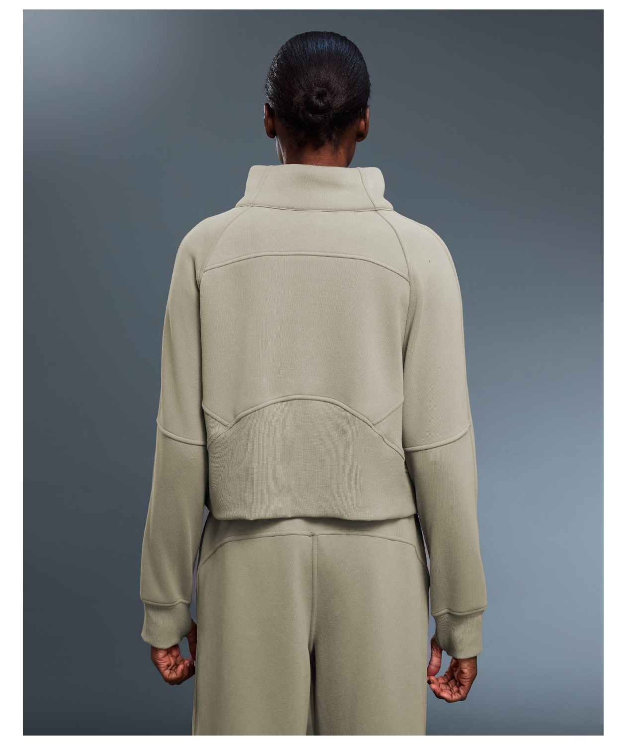 Chaqueta deportiva transpirable con cremallera, ideal para gimnasio, fitness y yoga. Diseño ajustado, elástico y suave, con bolsillos. Modelo FGBD25131