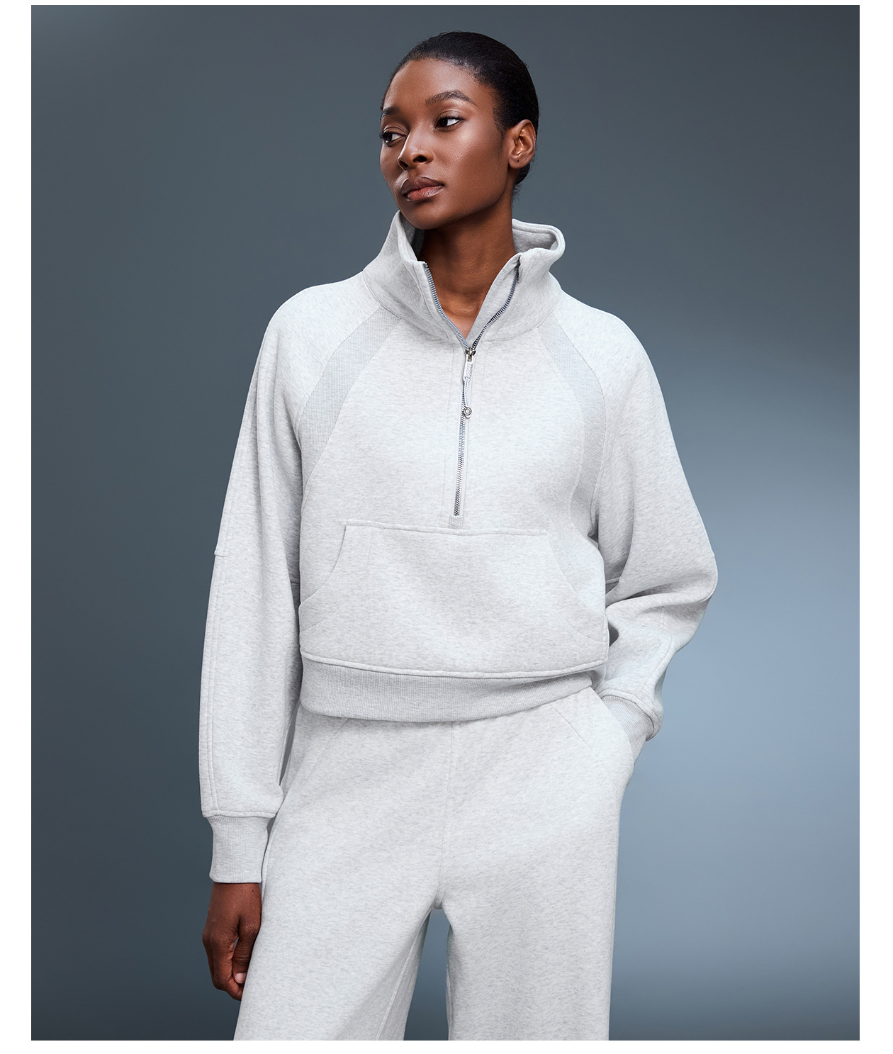 Chaqueta deportiva transpirable con cremallera, ideal para gimnasio, fitness y yoga. Diseño ajustado, elástico y suave, con bolsillos. Modelo FGBD25131