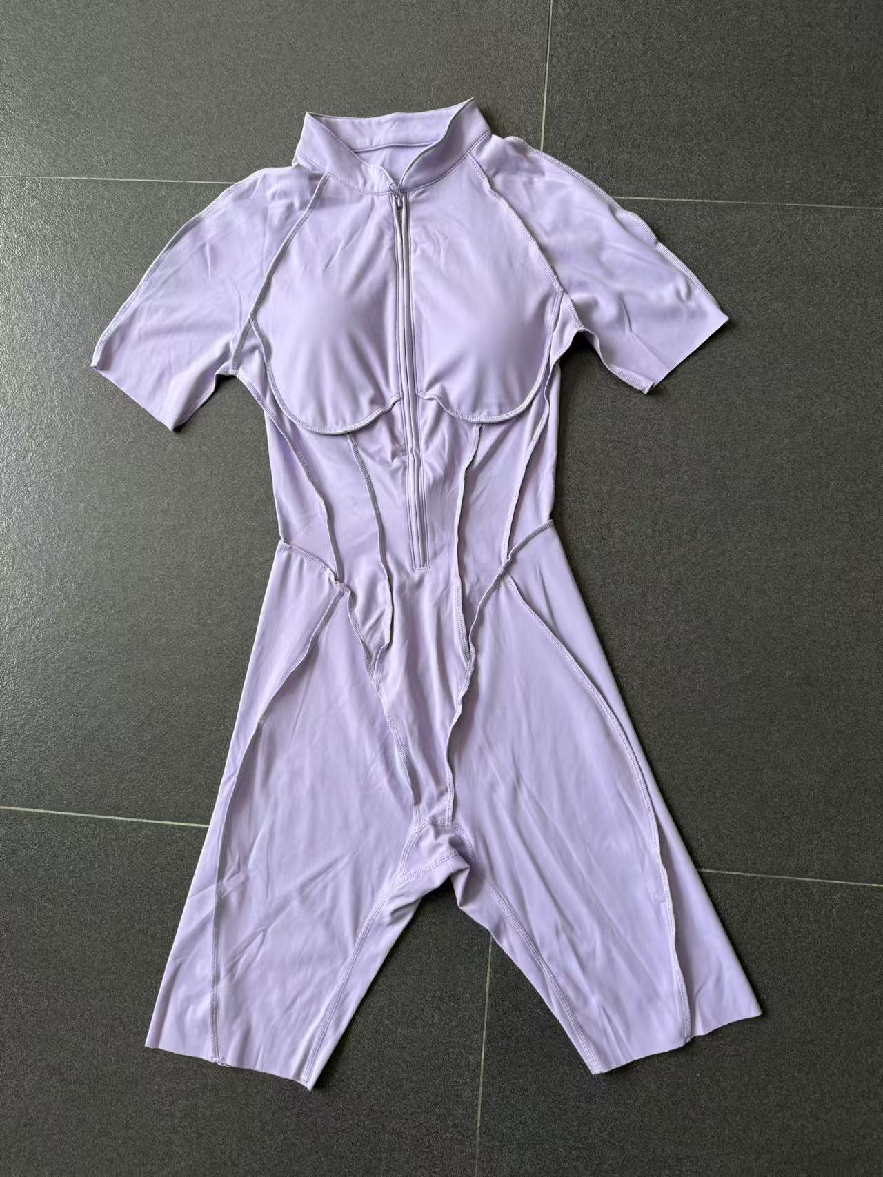 Mono deportivo de una pieza para mujer con media cremallera y manga corta, ideal para yoga y fitness (FGB2630)