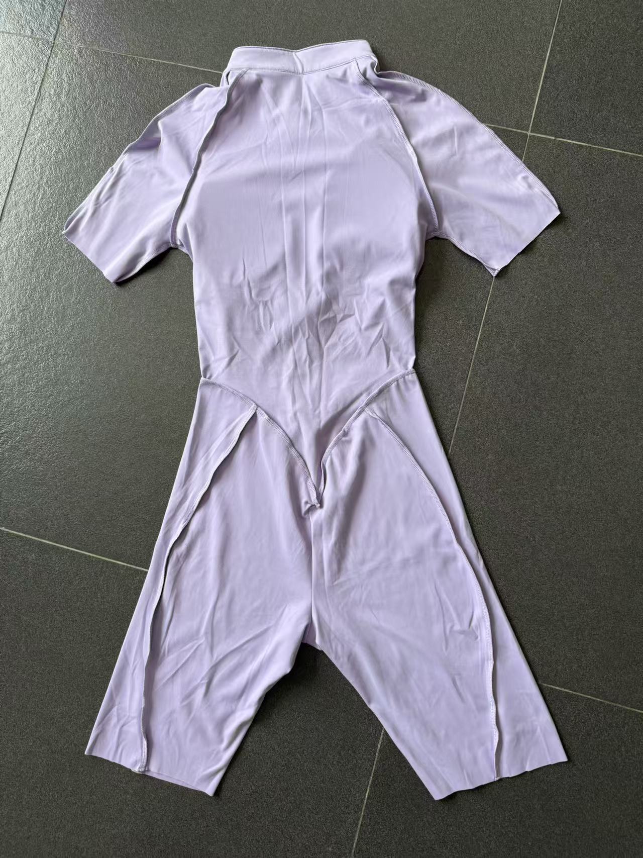 Mono deportivo de una pieza para mujer con media cremallera y manga corta, ideal para yoga y fitness (FGB2630)