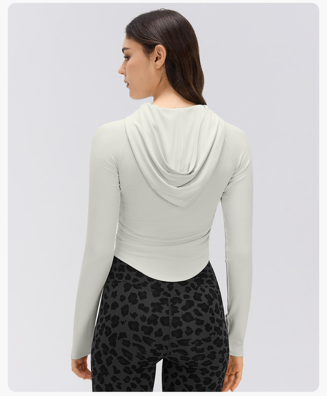 Prenda deportiva para mujer con capucha, manga larga y diseño entallado en la cintura; ideal para correr o practicar Pilates, confeccionada en tejido transpirable (modelo FGBD26135)