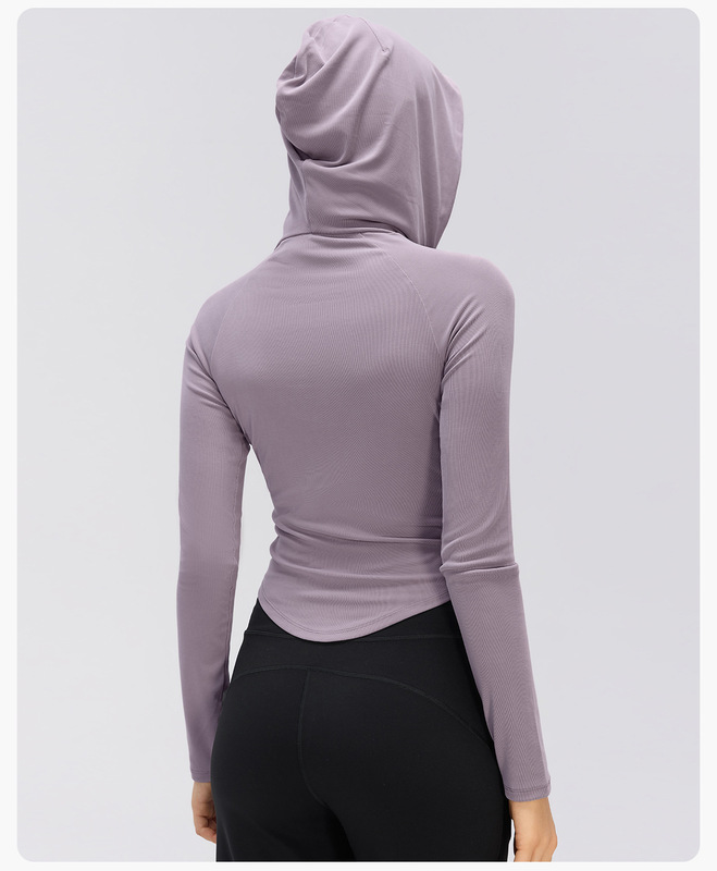 Prenda deportiva para mujer con capucha, manga larga y diseño entallado en la cintura; ideal para correr o practicar Pilates, confeccionada en tejido transpirable (modelo FGBD26135)