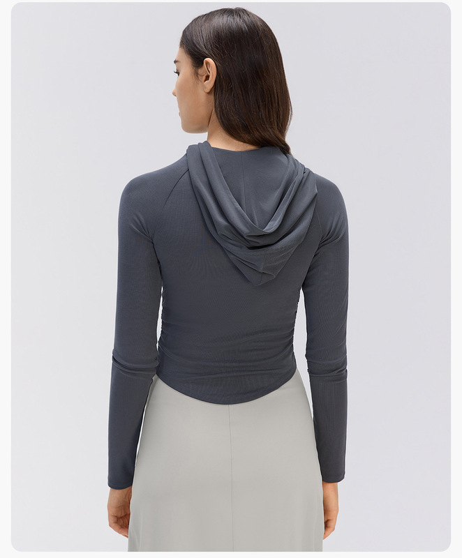 Prenda deportiva para mujer con capucha, manga larga y diseño entallado en la cintura; ideal para correr o practicar Pilates, confeccionada en tejido transpirable (modelo FGBD26135)