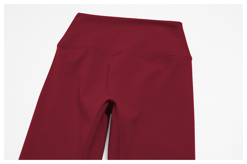 Conjunto de yoga de dos piezas: top con cuello halter y relleno, y leggings de largo 3/4; ideal para fitness y pilates, confeccionado en tejido de secado rápido (FGBTZ5529)