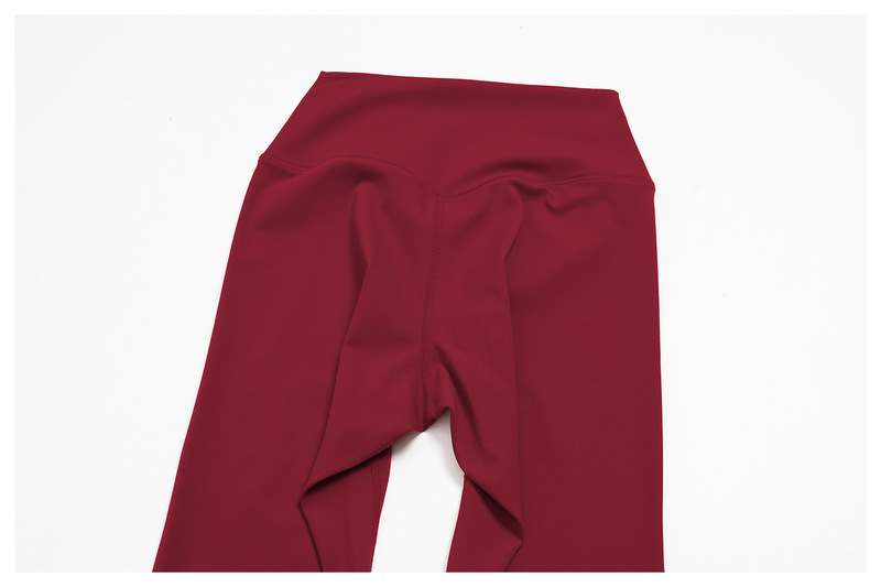 Conjunto de yoga de dos piezas: top con cuello halter y relleno, y leggings de largo 3/4; ideal para fitness y pilates, confeccionado en tejido de secado rápido (FGBTZ5529)