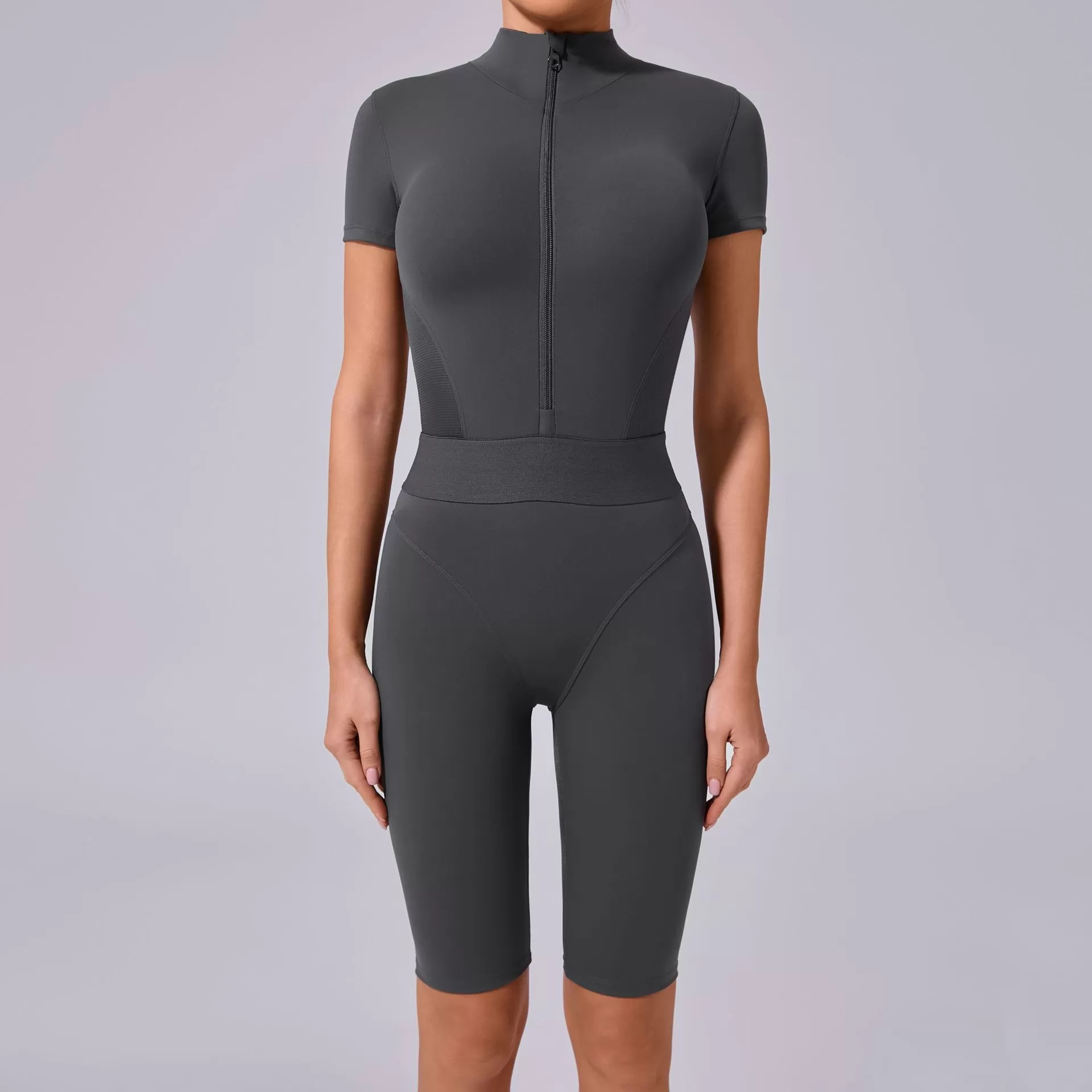 Mono deportivo de manga corta con cremallera para mujer FGB41180