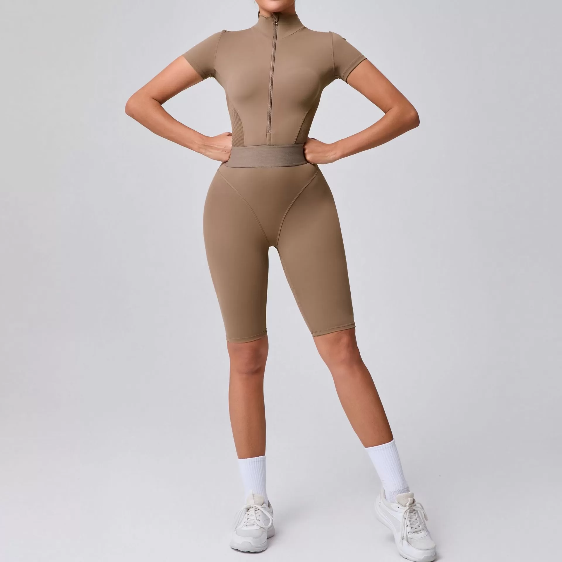 Mono deportivo de manga corta con cremallera para mujer FGB41180