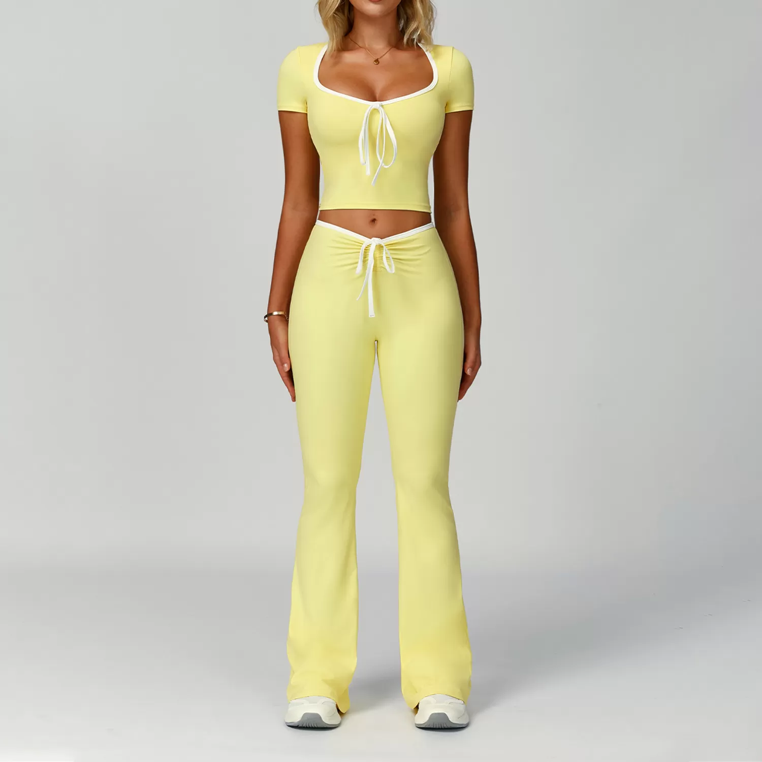 Manga corta amarilla + pantalón largo