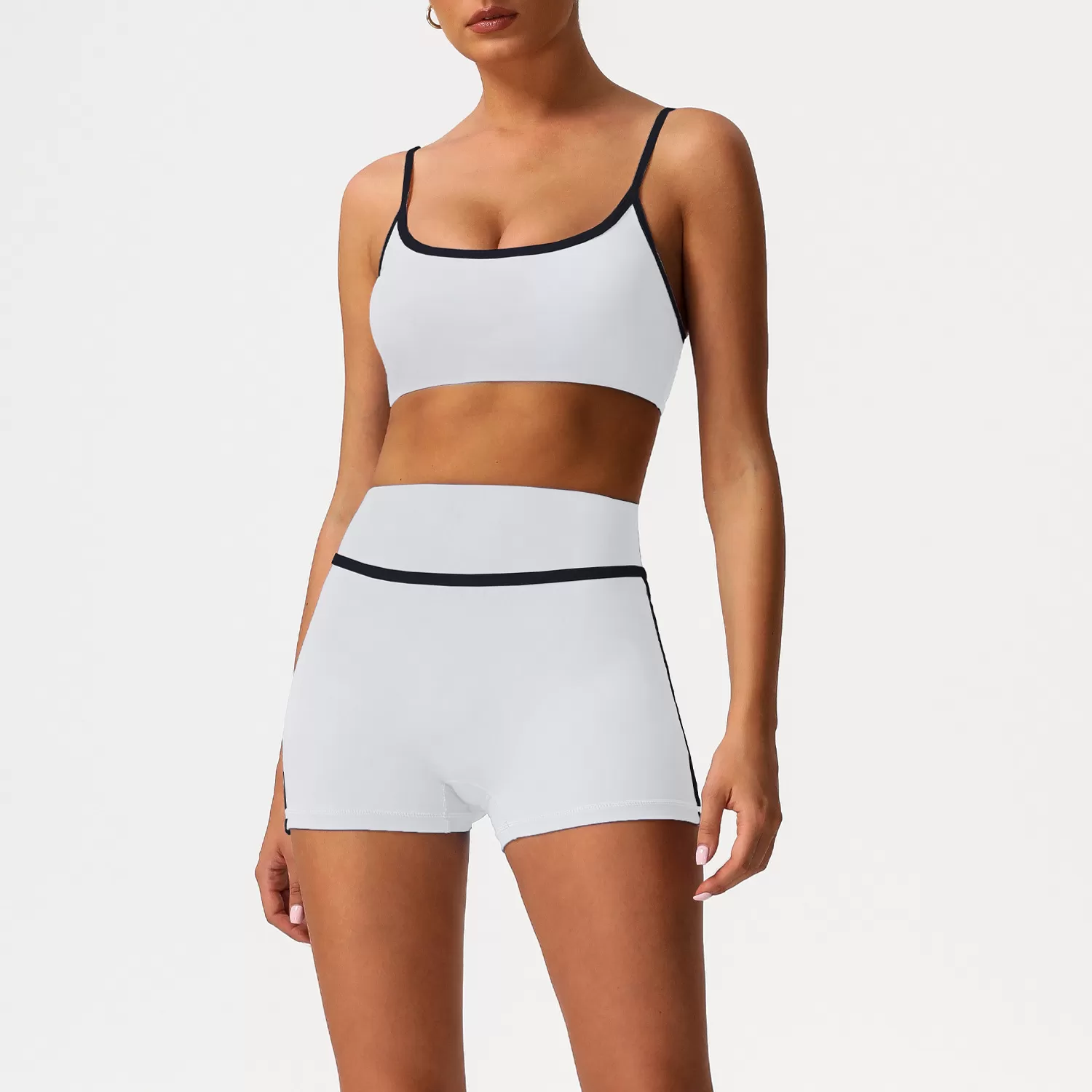 Sujetador blanco + shorts