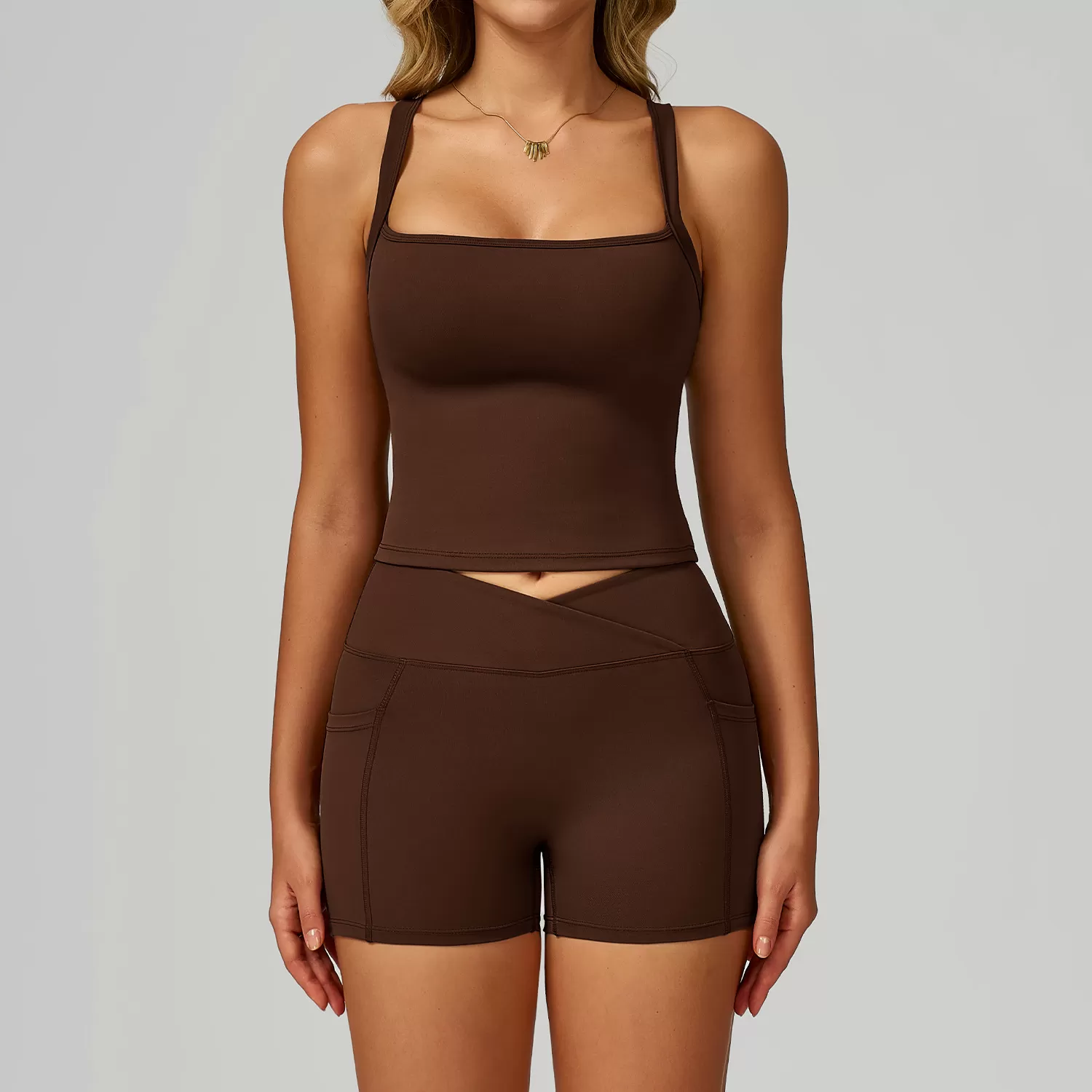 Camiseta marrón y pantalones cortos