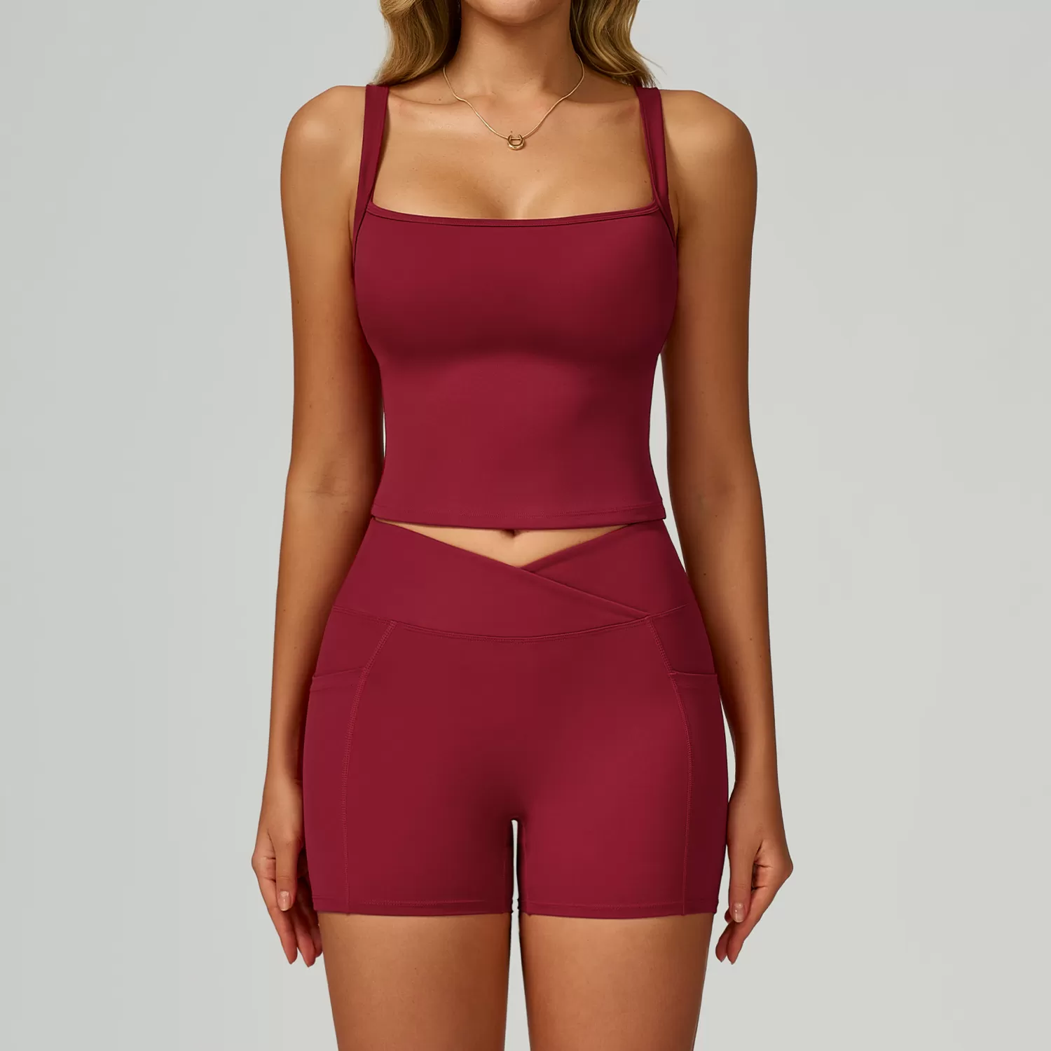 Camiseta sin mangas y pantalones cortos color rojo cereza