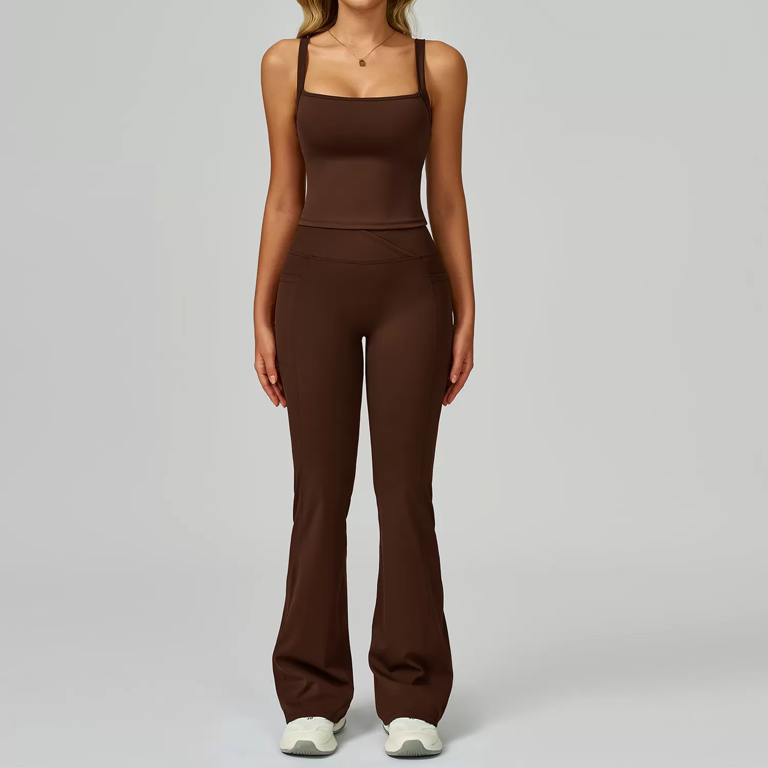 Camiseta marrón y pantalones acampanados