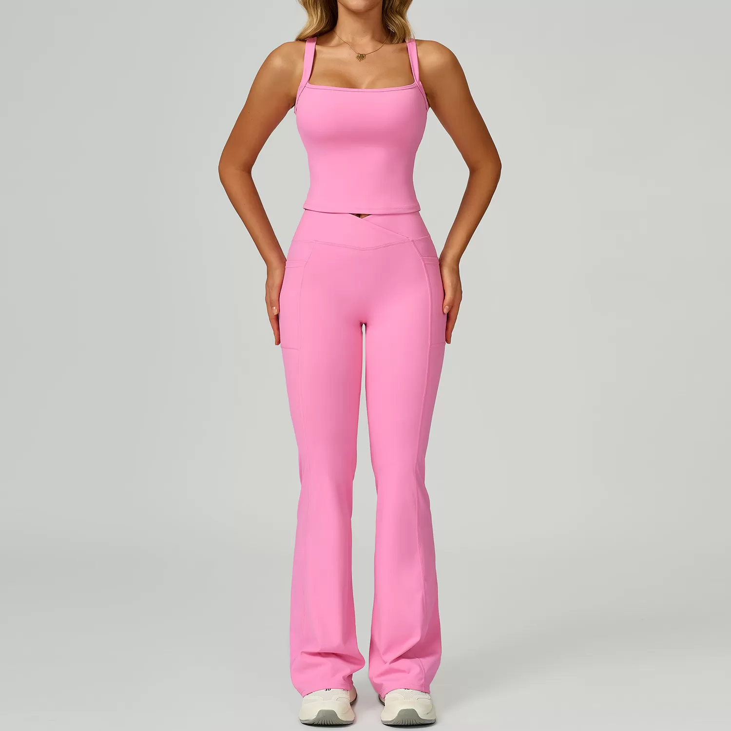 Camiseta rosa + pantalón acampanado