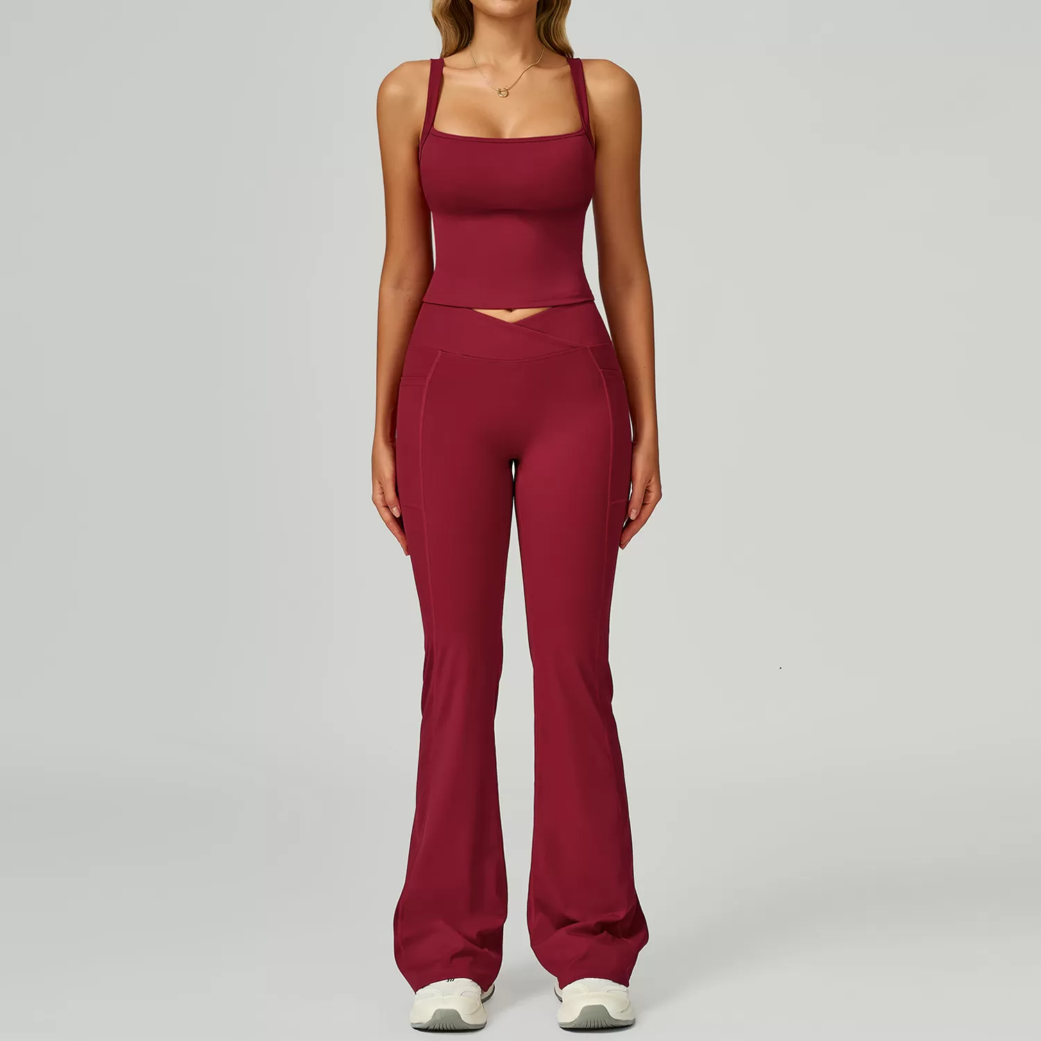 Camiseta sin mangas color rojo cereza + pantalón acampanado