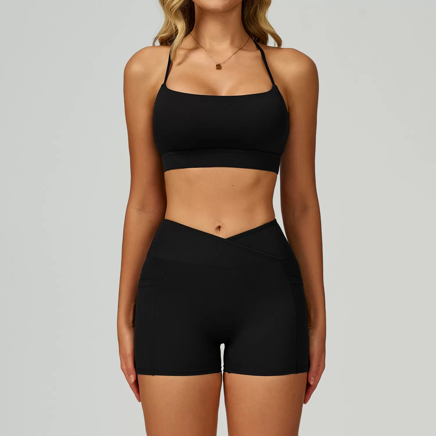 Sujetador negro + pantalones cortos
