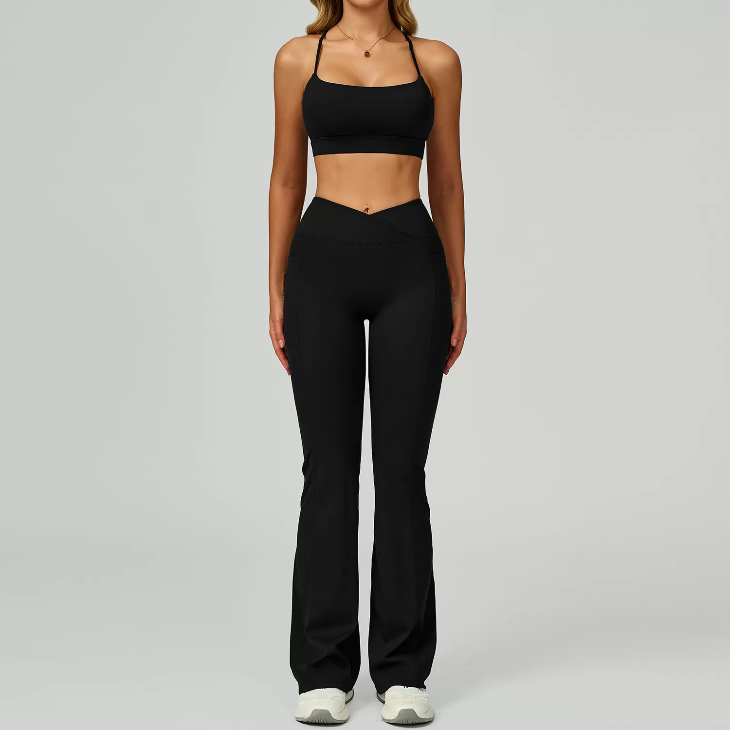 Sujetador negro + pantalón acampanado