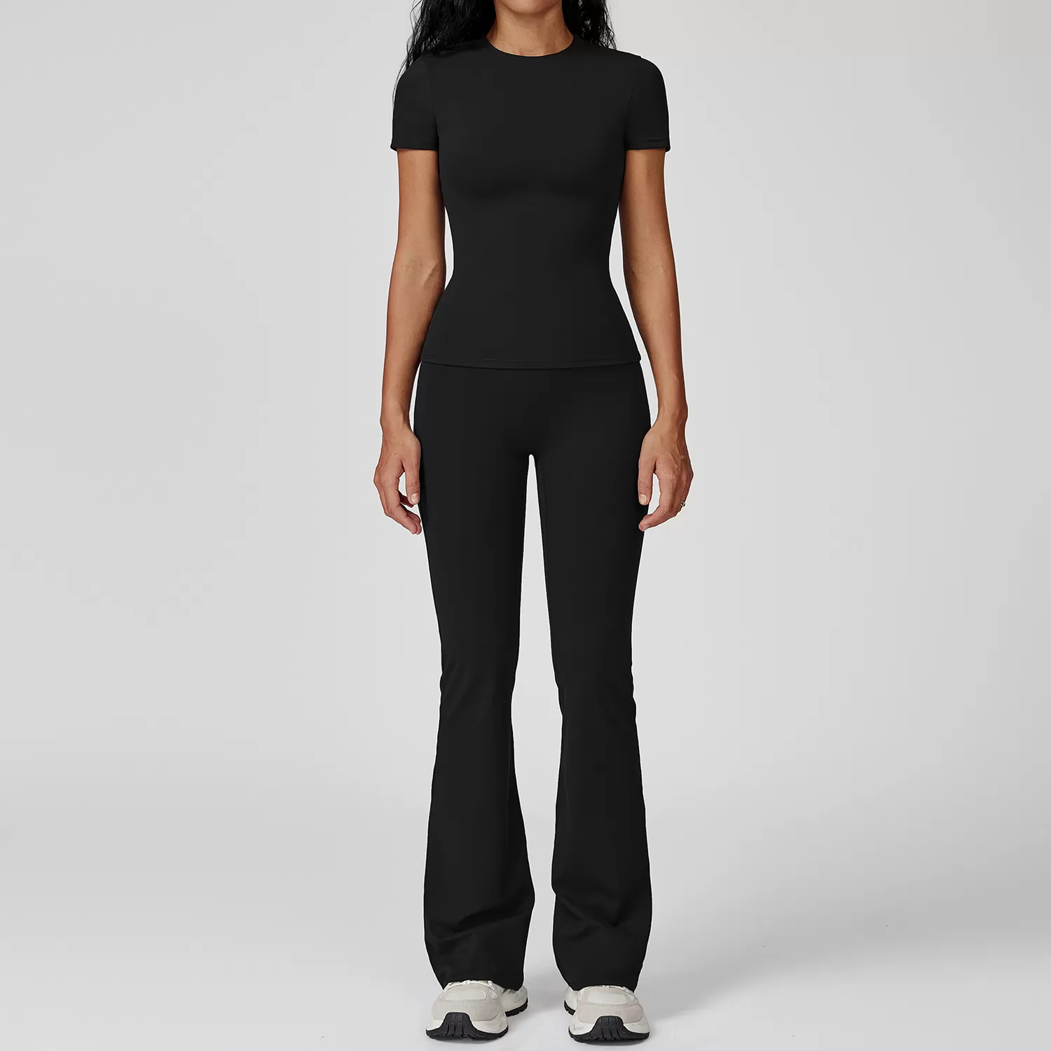 Manga corta negra + pantalón acampanado