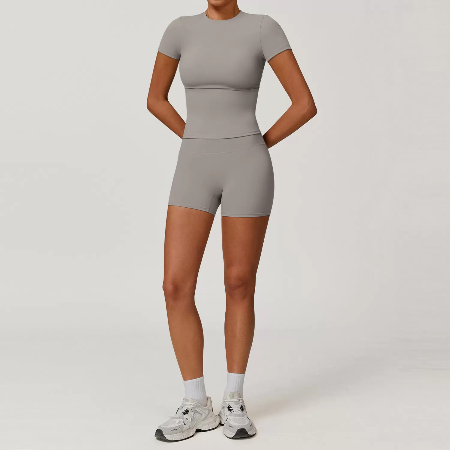Mangas cortas y pantalones cortos gris claro
