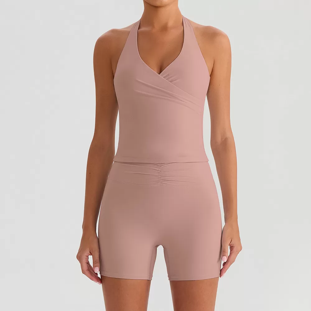 Camiseta rosa y pantalones cortos