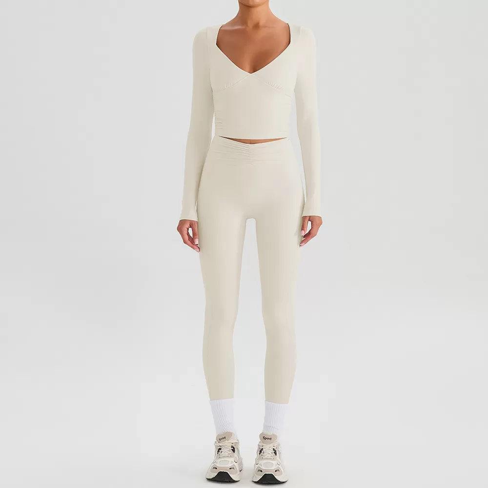 Mangas largas y pantalones cortos beige