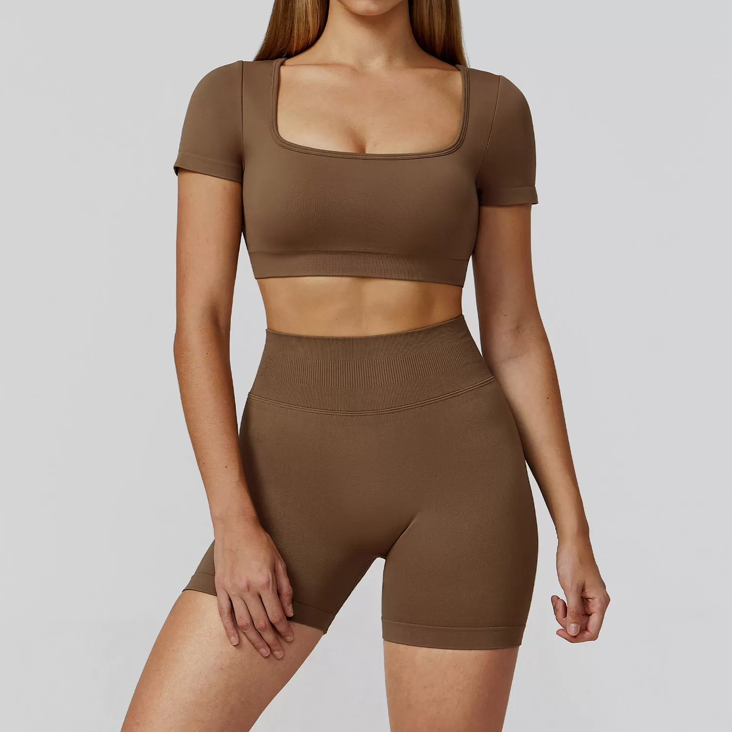 Mangas cortas marrones + pantalones cortos