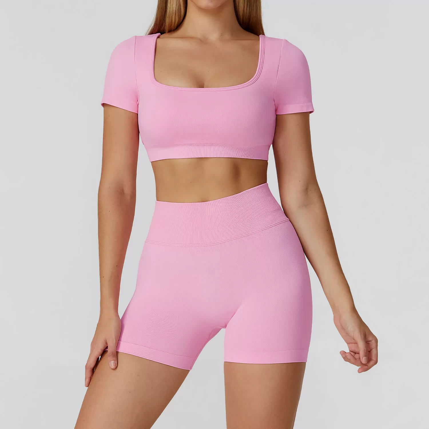 Mangas cortas rosas + pantalones cortos