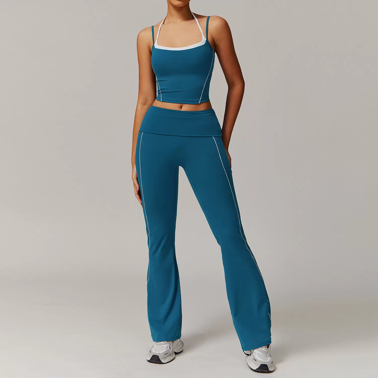 Conjunto de 4 piezas para mujer con bloques de color, leggings de yoga acampanados con cintura cruzada en V, conjunto deportivo versátil y cómodo FGBTZ5009