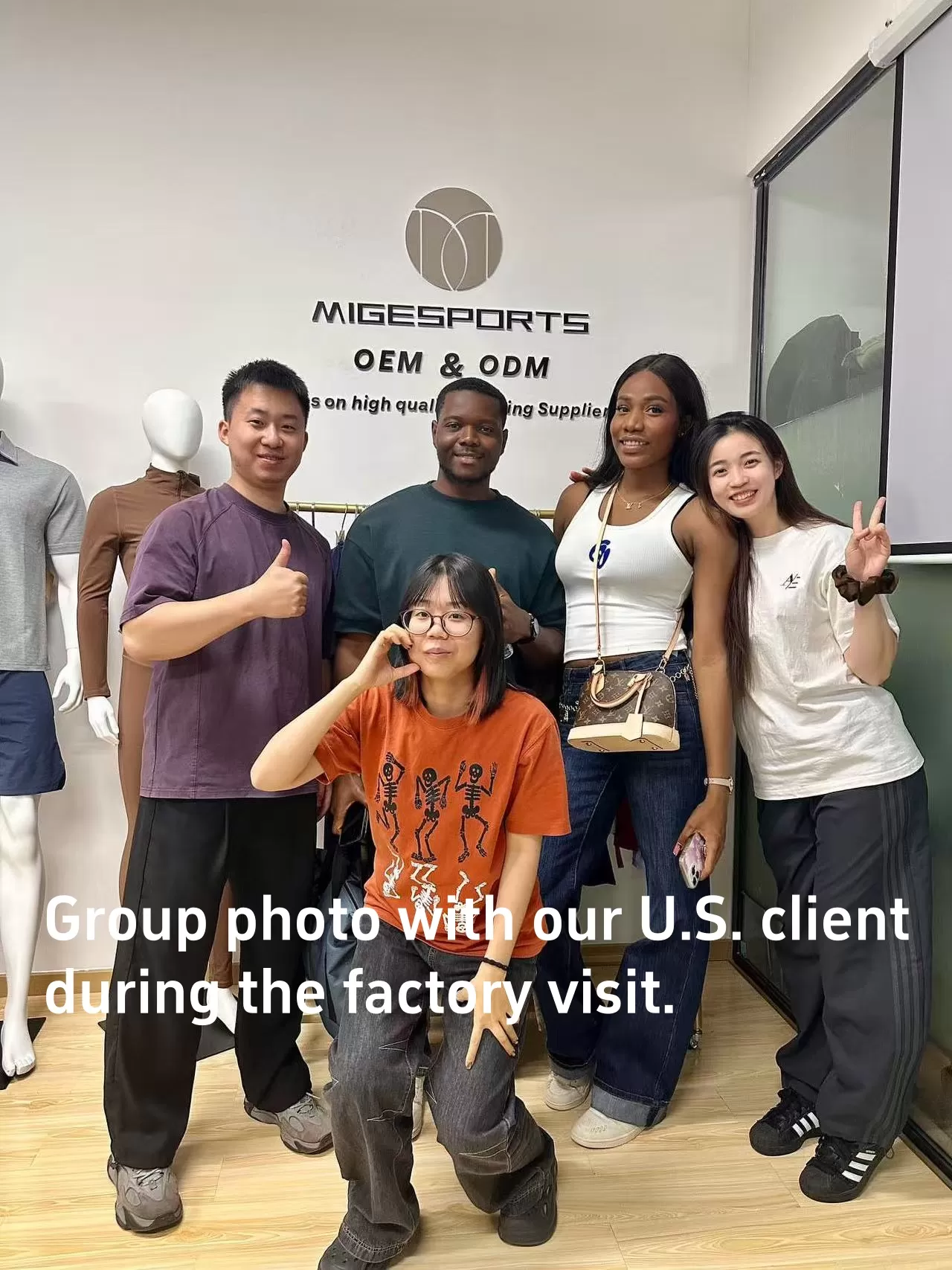 Mige Sports da la bienvenida a un cliente de Estados Unidos en su visita a la fábrica