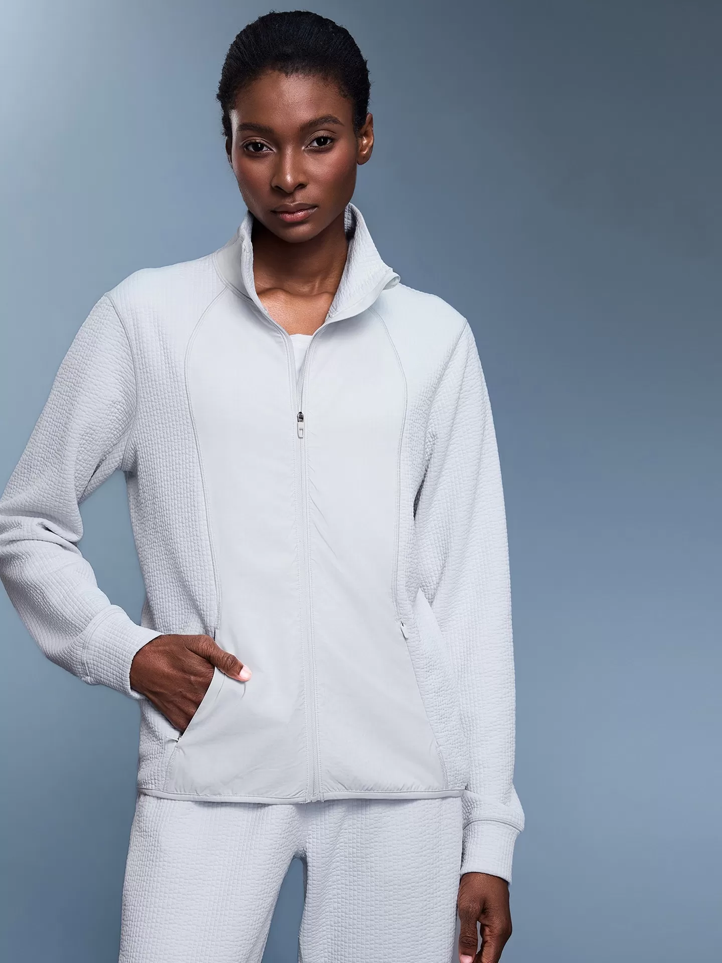 Chaqueta deportiva de mujer estilo casual, corte ajustado tipo waffle, cuello alto y cierre de cremallera (FGBD25164)