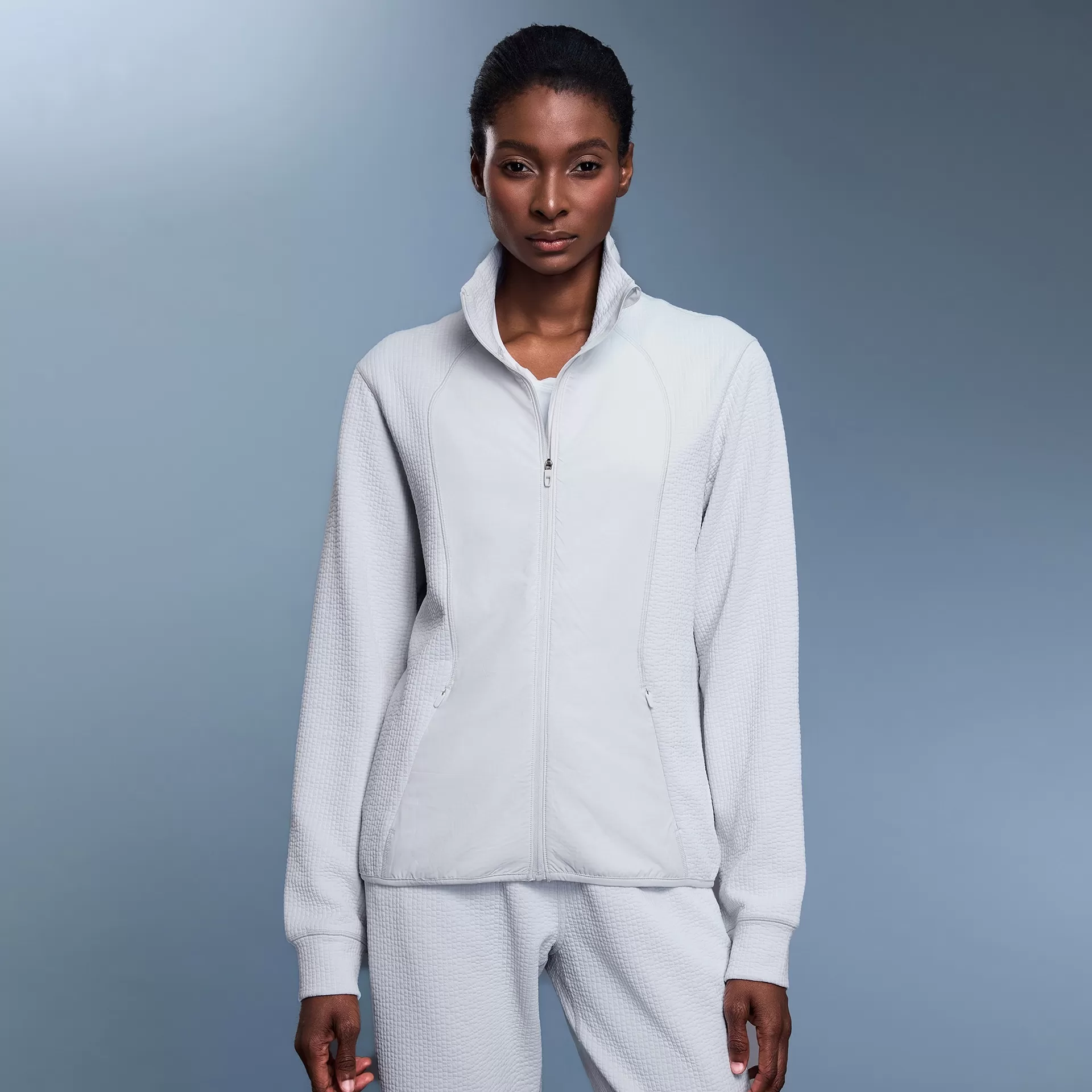 Chaqueta deportiva de mujer estilo casual, corte ajustado tipo waffle, cuello alto y cierre de cremallera (FGBD25164)