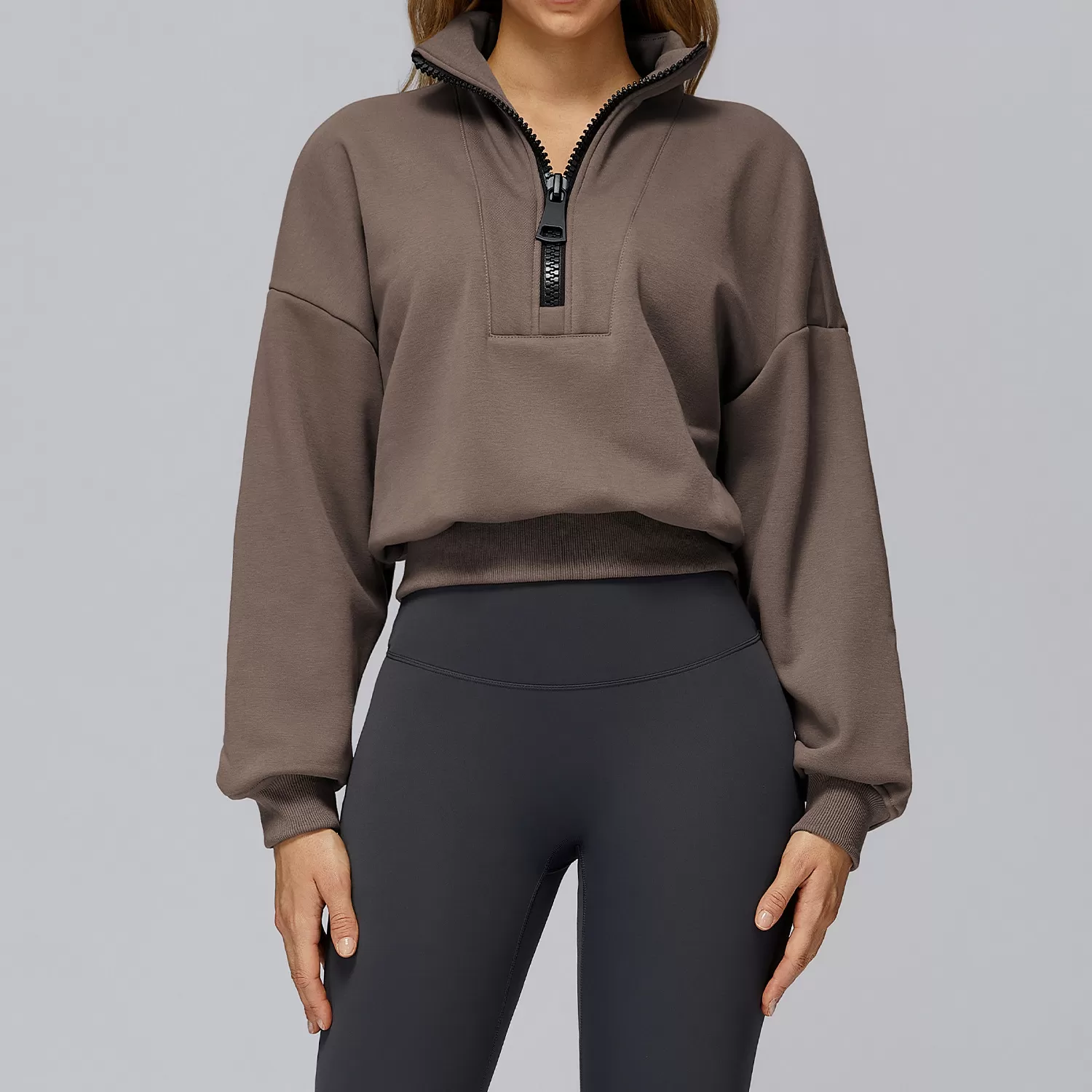 Sudadera deportiva de yoga para mujer, con media cremallera y cuello alto. Estilo holgado e informal. Modelo FGBEWY2502