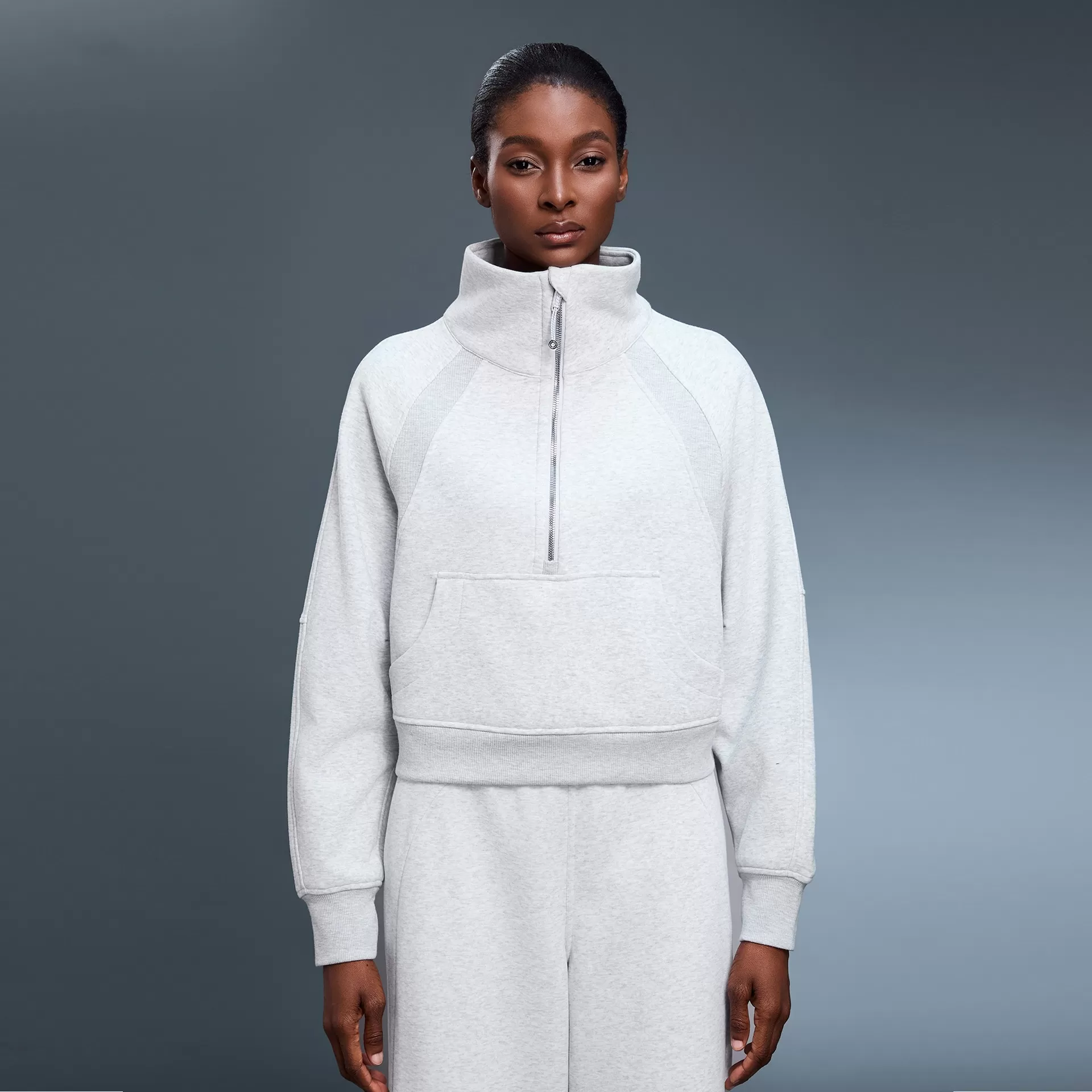 Chaqueta deportiva transpirable con cremallera, ideal para gimnasio, fitness y yoga. Diseño ajustado, elástico y suave, con bolsillos. Modelo FGBD25131