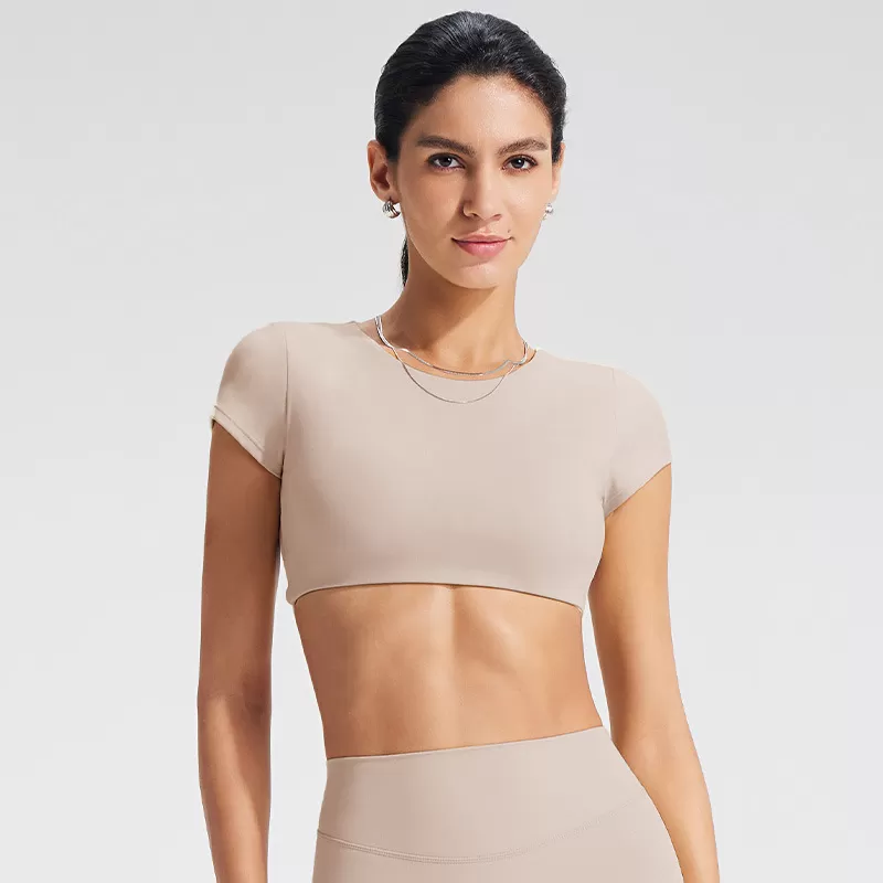 ¡Novedad! Top corto de yoga para gimnasio, entrenamiento y fitness. ¡En oferta! Top de yoga suave, sin espalda y de manga corta para mujer. Logotipo personalizado. Modelo FGBYT1341