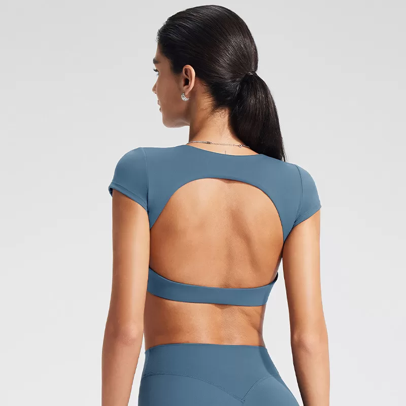 ¡Novedad! Top corto de yoga para gimnasio, entrenamiento y fitness. ¡En oferta! Top de yoga suave, sin espalda y de manga corta para mujer. Logotipo personalizado. Modelo FGBYT1341