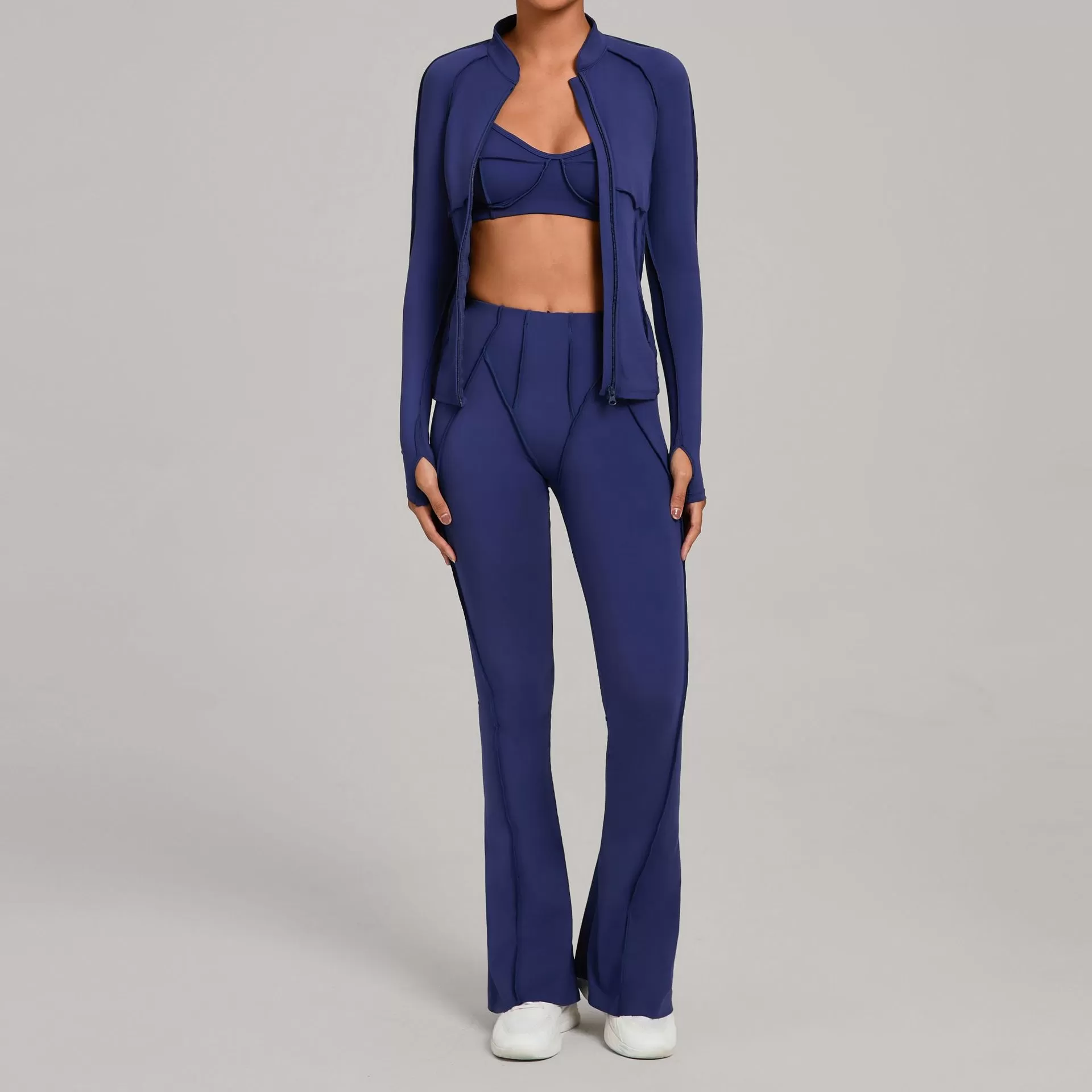 Chaquetas, sujetador y pantalones azul marino