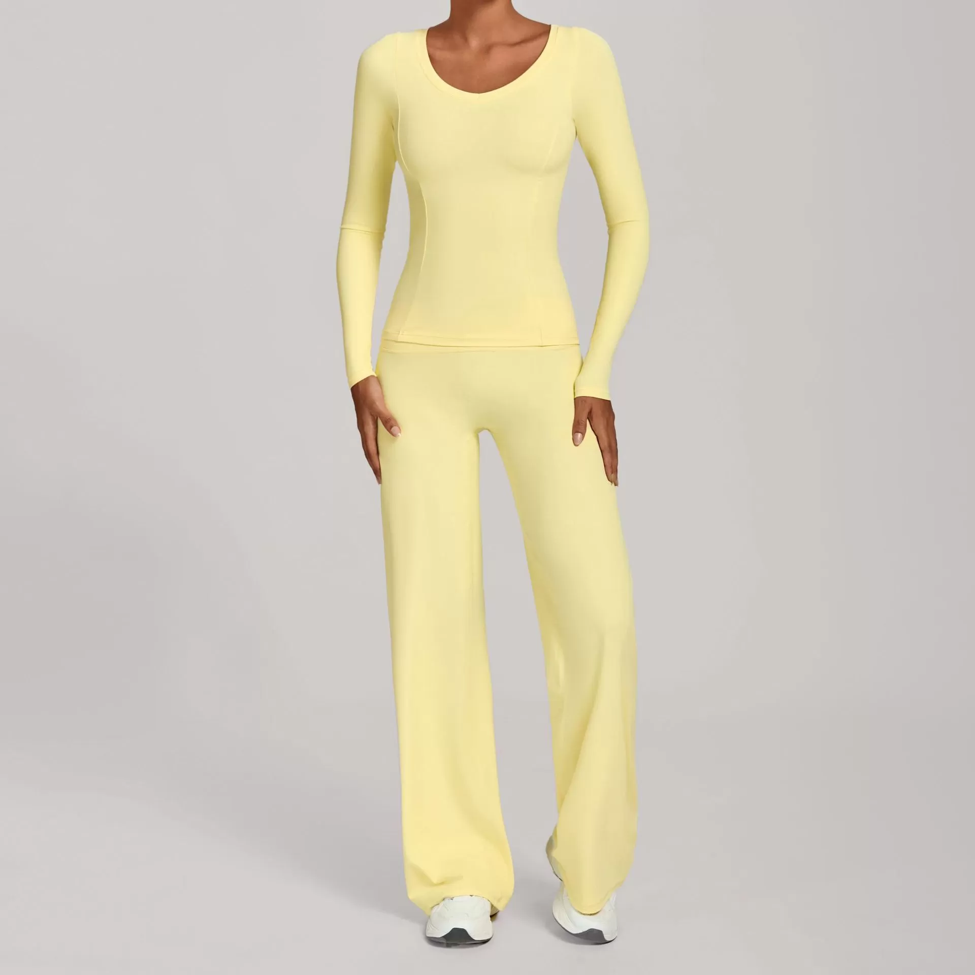 Tops y pantalones color mantequilla