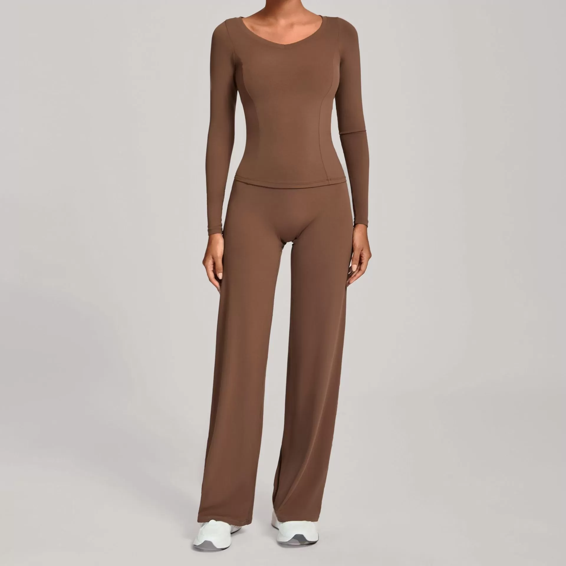 Camiseta y pantalones marrones