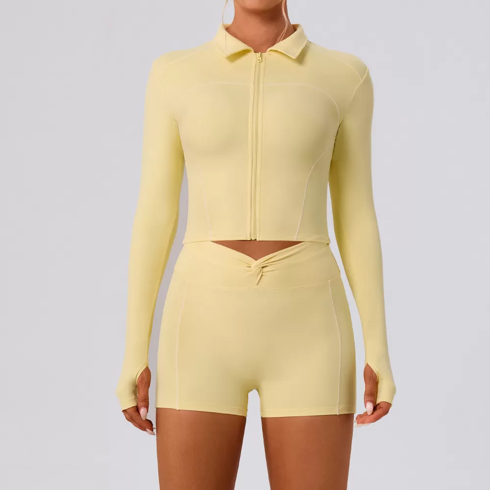 Chaqueta amarilla + pantalones cortos