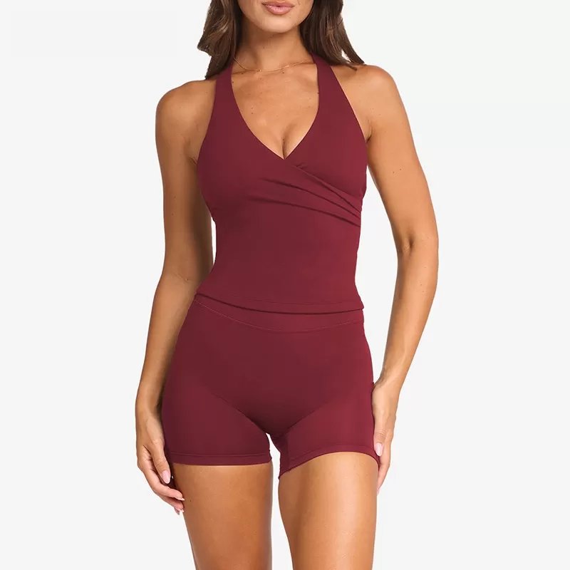 Camisetas y pantalones cortos rojos