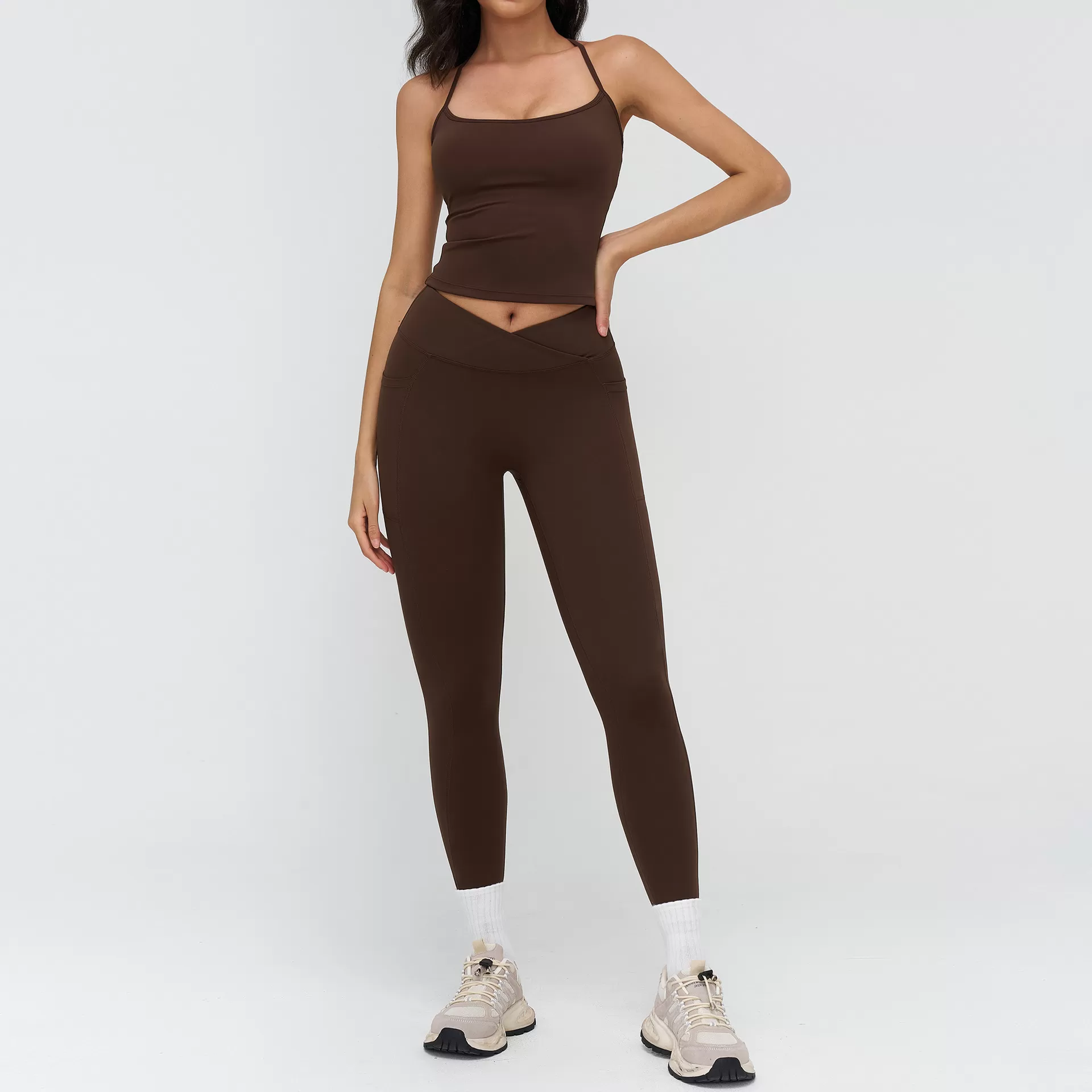 Camisetas sin mangas y leggings de color café