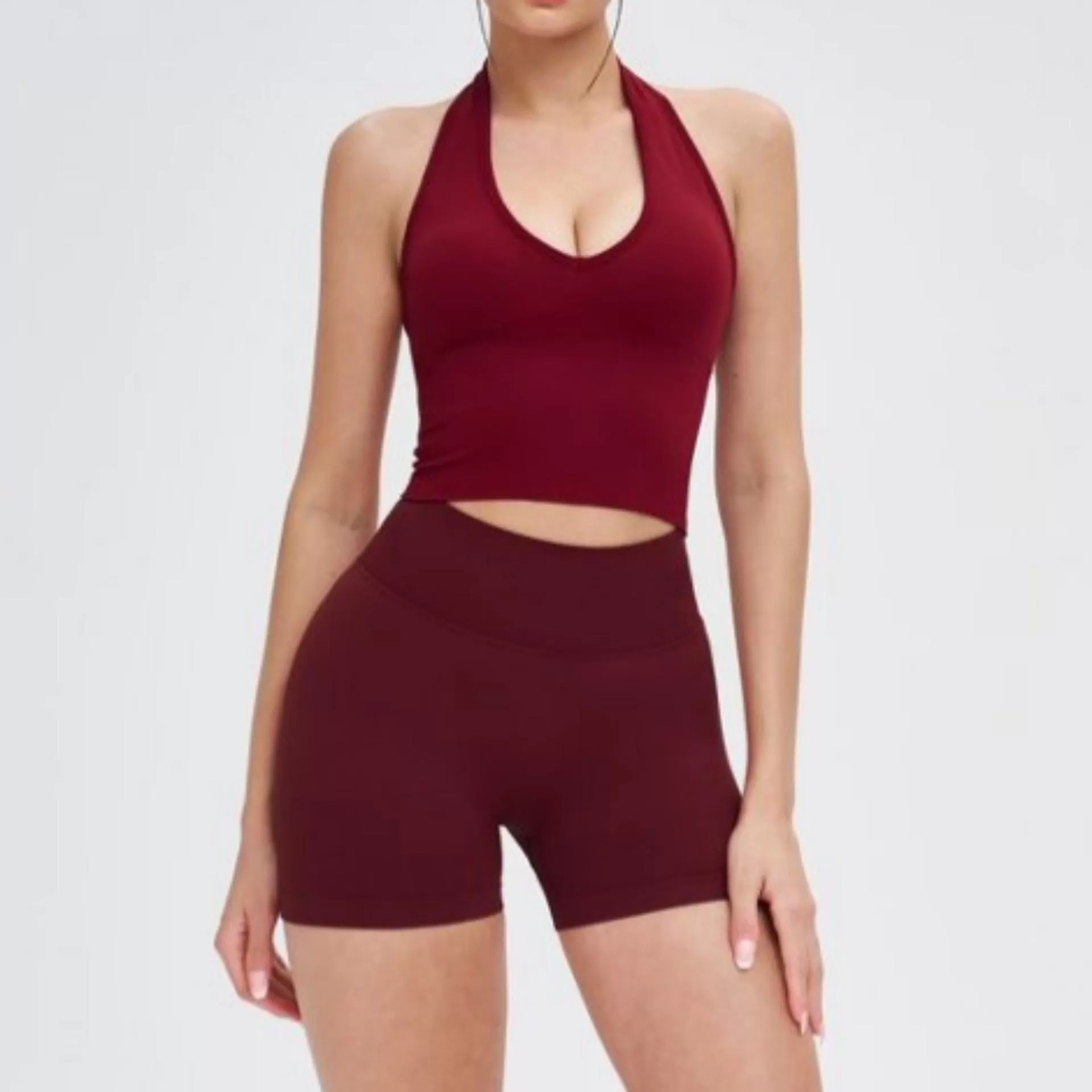 Camisetas y pantalones cortos rojos