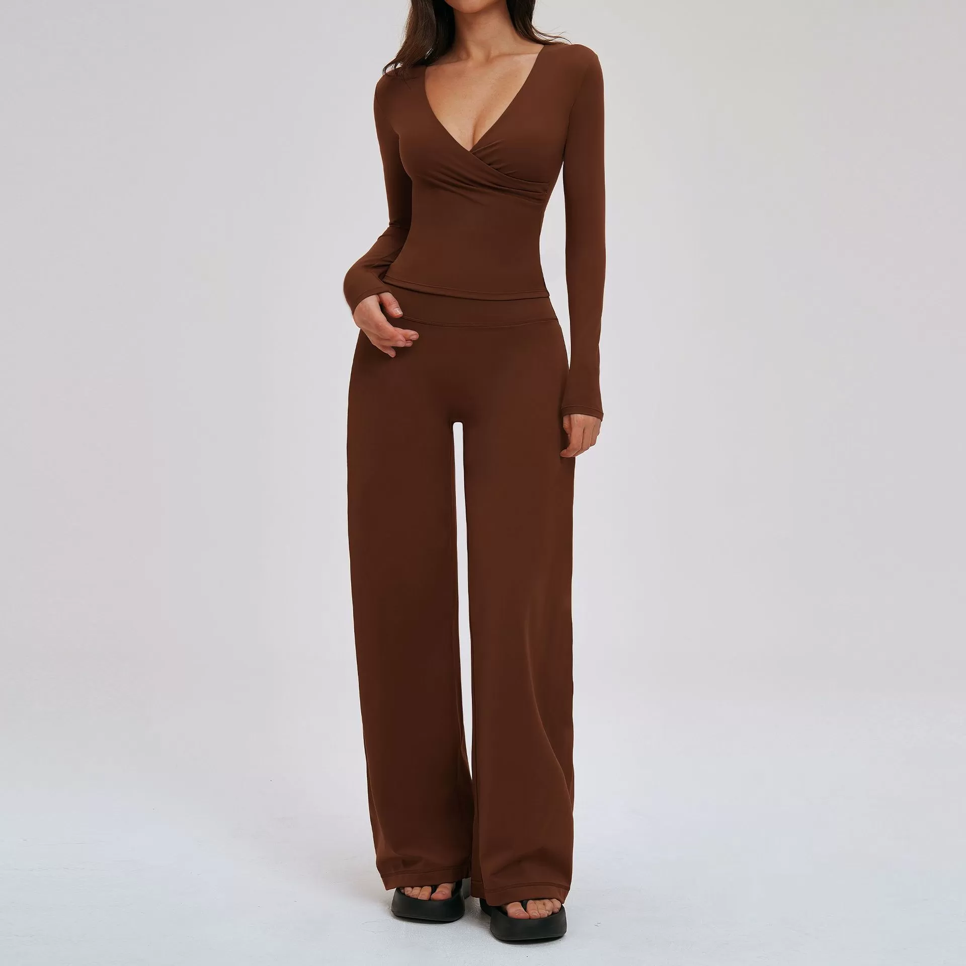 Camisetas y pantalones de manga larga color café