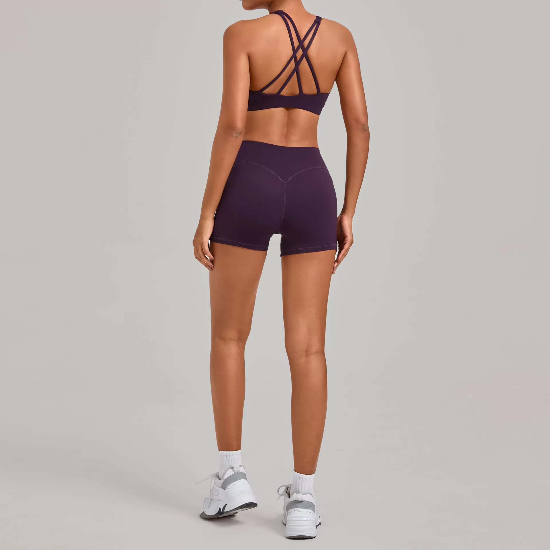 Conjunto deportivo de dos piezas para mujer con cintura elástica y pantalones cortos de yoga color piel FGB16786+10160