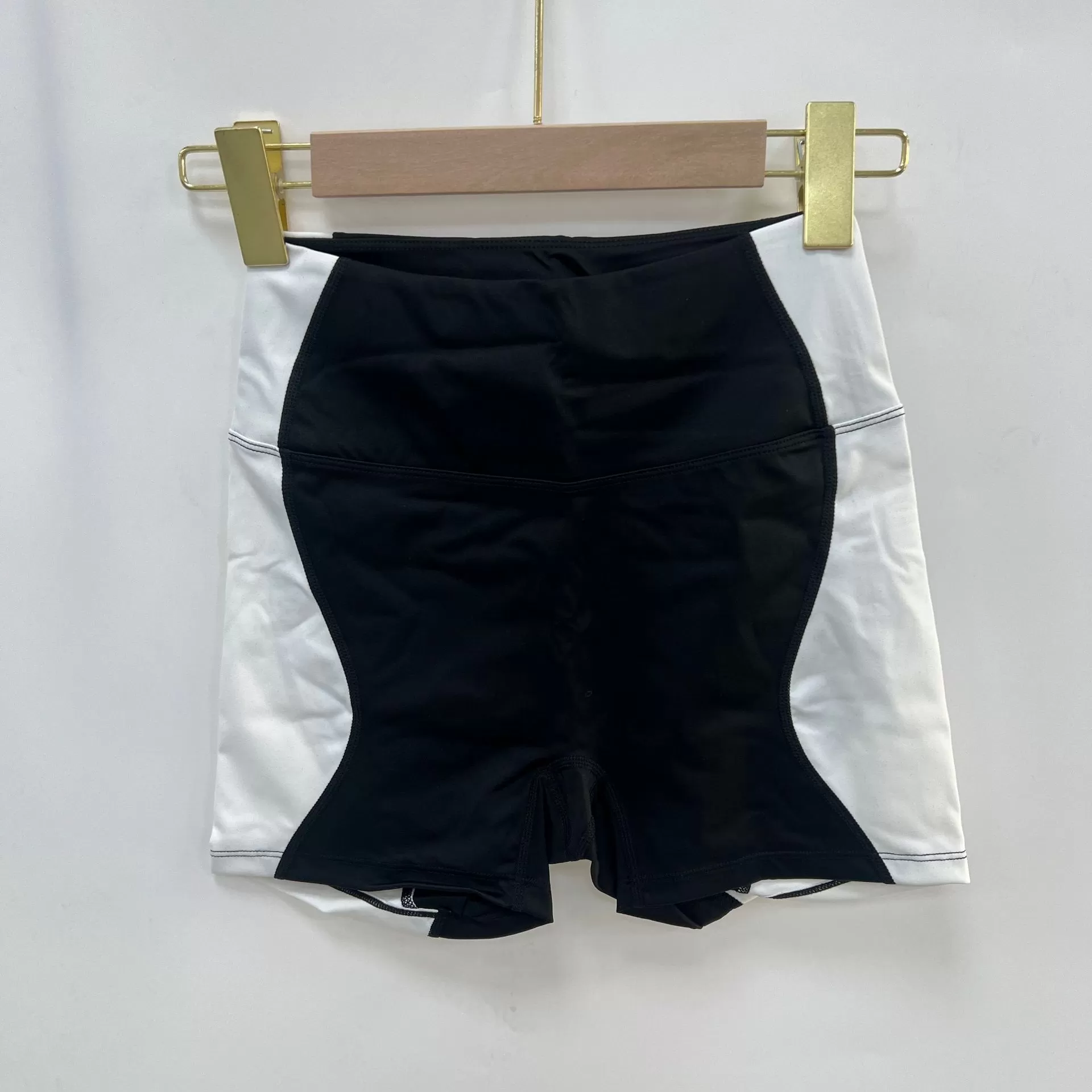 Pantalones cortos en blanco y negro