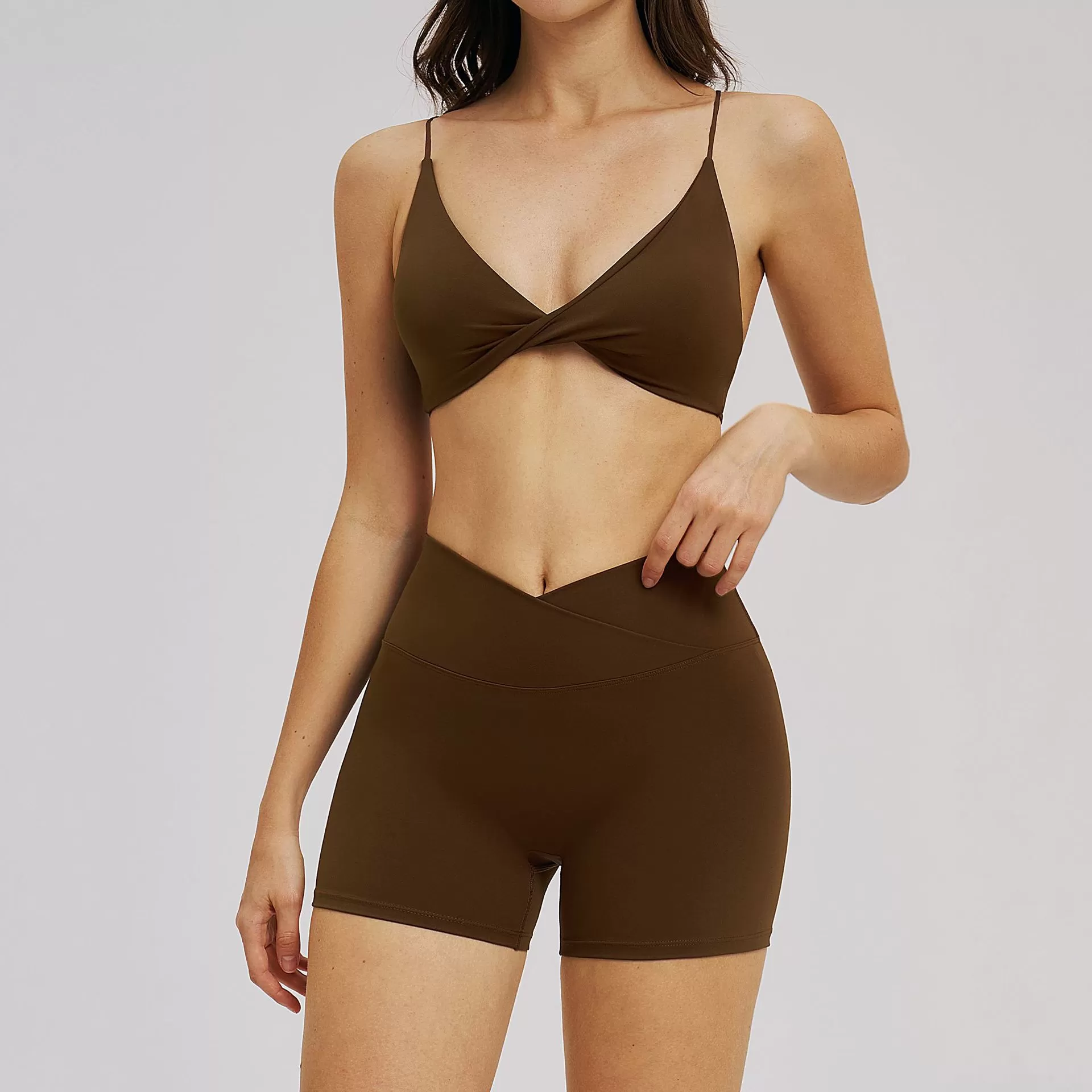 Sujetador y pantalones cortos marrones